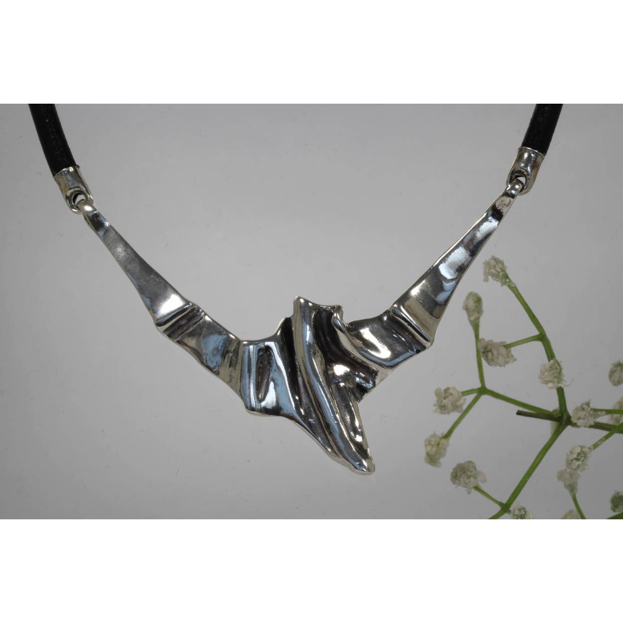 Zilveren choker van Harrie Lenferink. Met leren koord 44-48 cm
