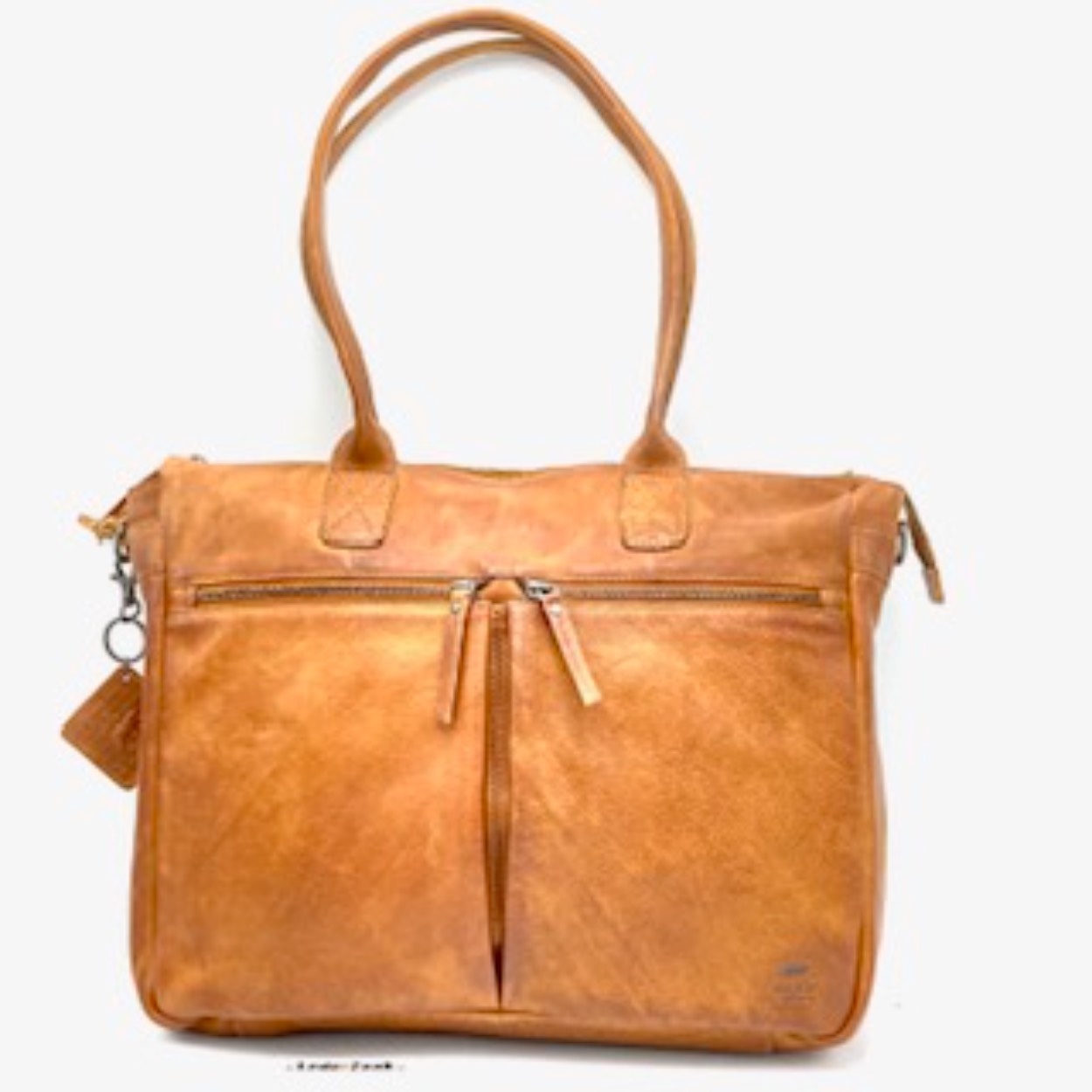 De BearDesign shopper/werktas cognac CP 1657 is een veelzijdige schoudertas in prachtige cognackleur. Deze tas biedt voldoende ruimte voor dagelijks gebruik en is ideaal voor zowel werk als vrije tijd. Draag hem comfortabel over je schouder voor een stijlvolle en functionele uitstraling. Perfect om je essentials georganiseerd en binnen handbereik te houden.
Shopper of werktas? U mag het zeggen een ding is zeker u mag gezien worden met deze tas. Tas is voorzien van afneembare lange draagriem, achterrits, toprits en twee 									
voorvakken met rits. Binnenkant is voorzien van laptopvak en een rits vak.						Laptop max 15 inch. 

Afmeting: 30 x 40 x 11 cm