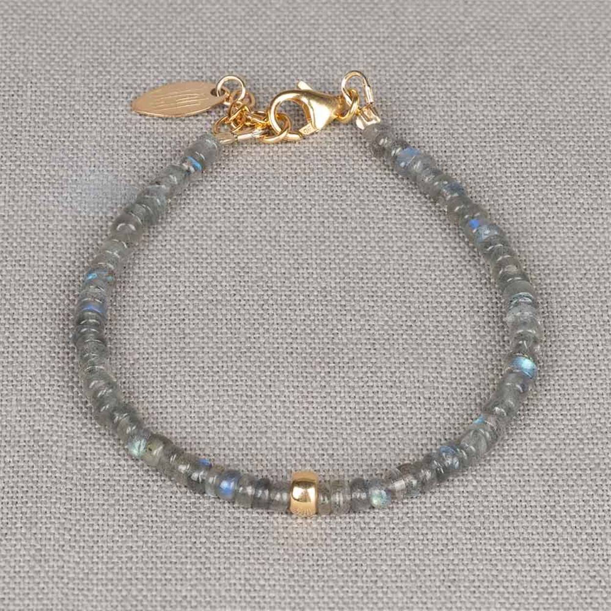 Armband gemaakt van de edelsteen Labradoriet met in het midden een Goldfilled bolletje. Labradoriet is een magische, beschermende en spirituele steen. Wanneer je de steen beweegt/draait, komen de kleuren van de regenboog tevoorschijn.