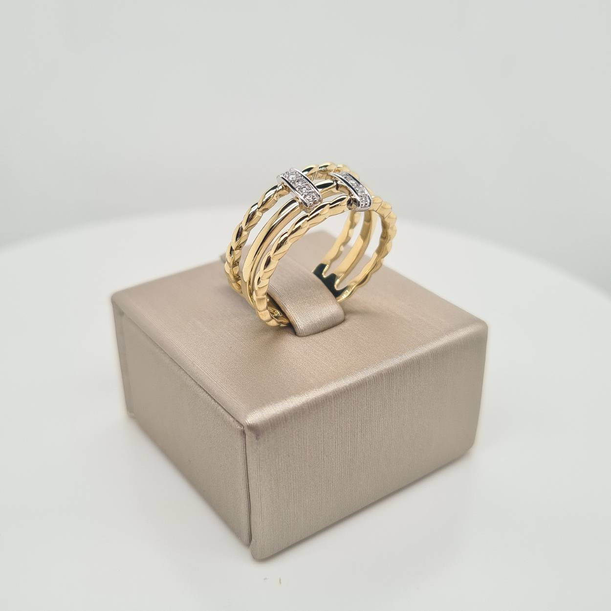 Prachtige 14krt gouden ring met diamant, 0,04crt H SI1. De maat van de ring is 56. 

Heeft u een andere maat, neem dan gerust contact met ons op.