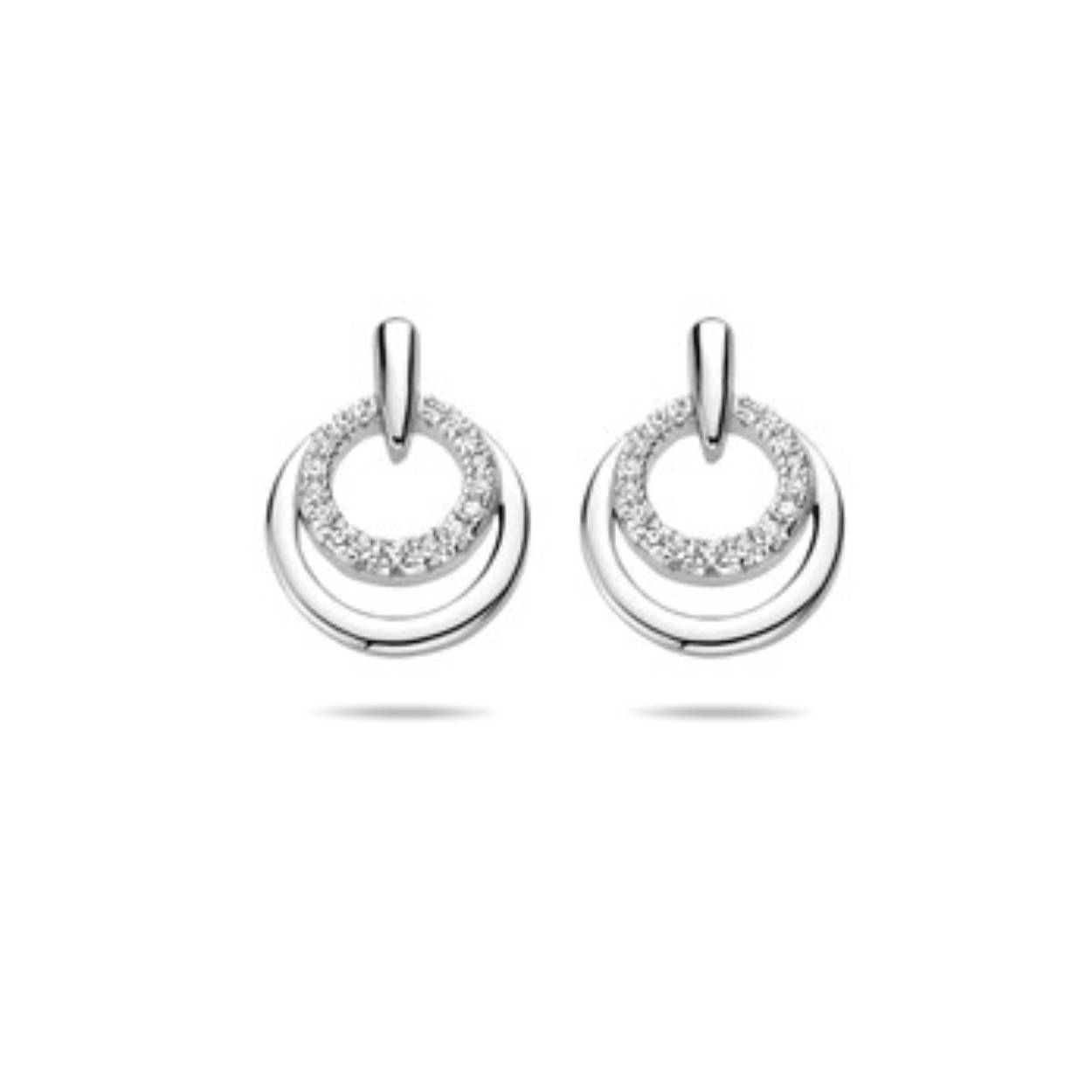 Gerhodineerd 925 zilveren oorknoppen uitgevoerd met een schitterende zirkonia rij. De oorknoppen hebben een afmeting van 15x11mm.