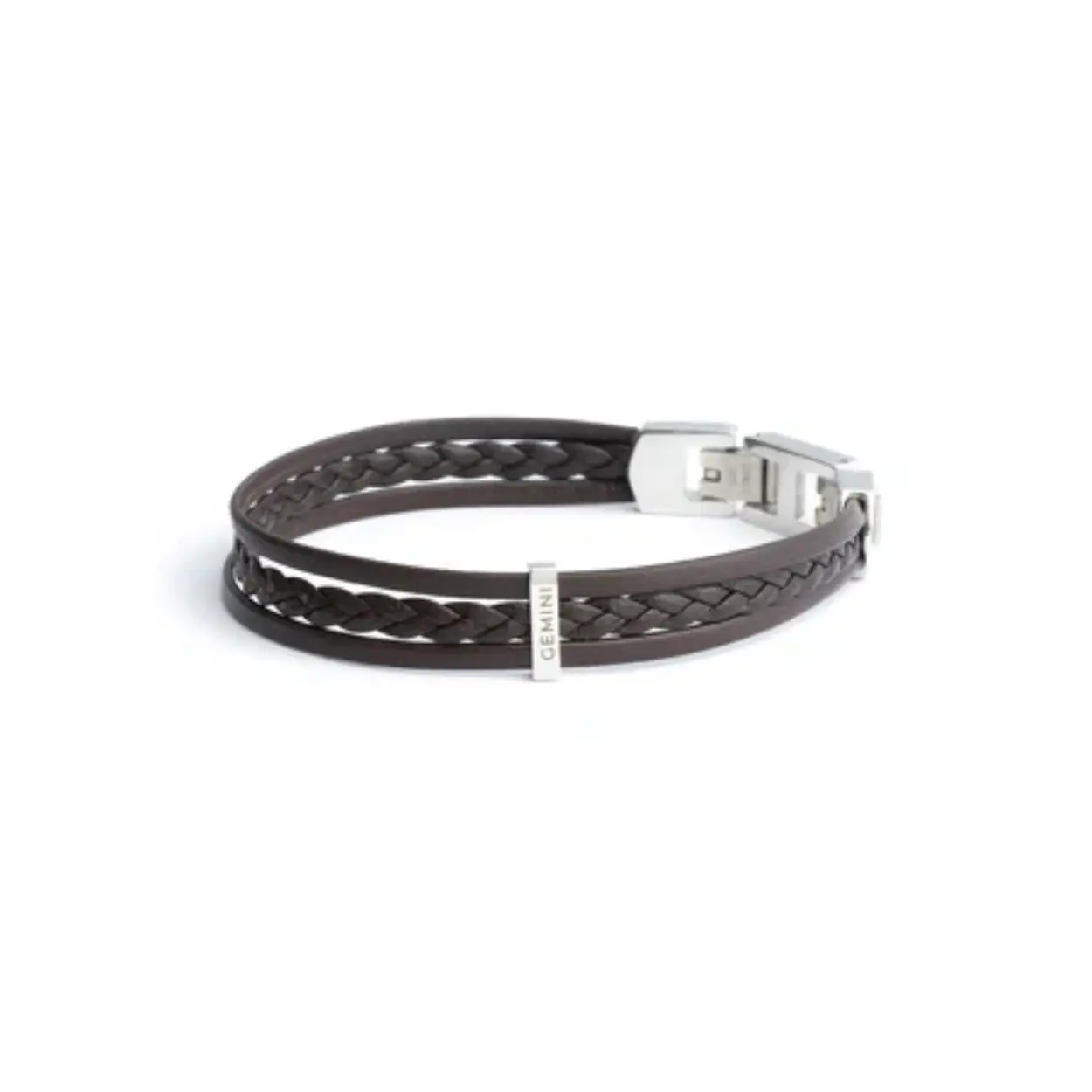 Deze Ter Brown armband is volledig gemaakt van hoogwaardig Italiaans nappaleer, afgewerkt met zwarte roestvrijstalen elementen. Het Italiaanse leer is ongelooflijk soepel en zacht. Hij is verkrijgbaar in alle maten XXS tot en met XXL.

Italiaans Nappaleer staat wereldwijd bekend om zijn uitzonderlijke kwaliteit en luxueuze uitstraling. “Nappa” verwijst naar een specifiek type zacht leer gemaakt van de huiden van lammeren, geiten of schapen. De zachtheid wordt bereikt via een zorgvuldig looiproces en afwerking, resulterend in leer dat een genot is om aan te raken.

Het looiproces voor Italiaans Nappaleer is een cruciale stap in de productie ervan. Italiaanse leerlooierijen gebruiken vaak plantaardig looien of andere milieuvriendelijke methoden, wat niet alleen de kwaliteit van het leer verbetert, maar ook de milieu-impact vermindert.