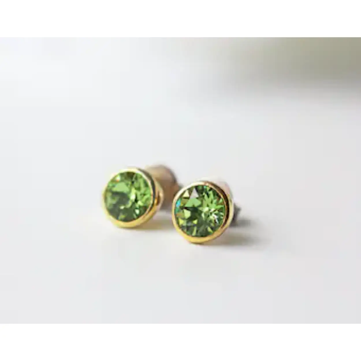 14k witgouden oorknop met 4mm Peridoot