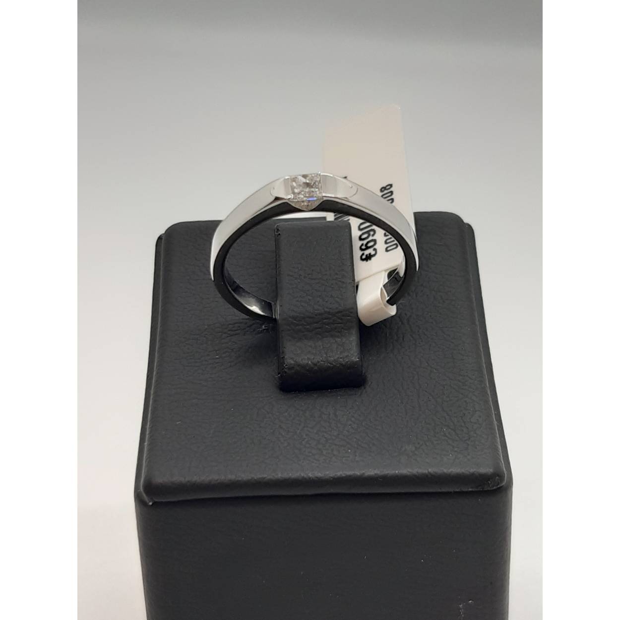 Ontdek de Diamanten Verlovingsring, modelnummer BREA-0002656. Deze schitterende ring is gemaakt van 18-karaats witgoud, glanzend afgewerkt, en bevat een prachtige prinsesgeslepen diamant van 0,15 karaat, SI1 zuiverheid, en Top Wesselton kleur. Draag deze tijdloze ring dagelijks als een symbool van uw eeuwige liefde. Verkrijgbaar in maat 54. Perfect voor elke gelegenheid.