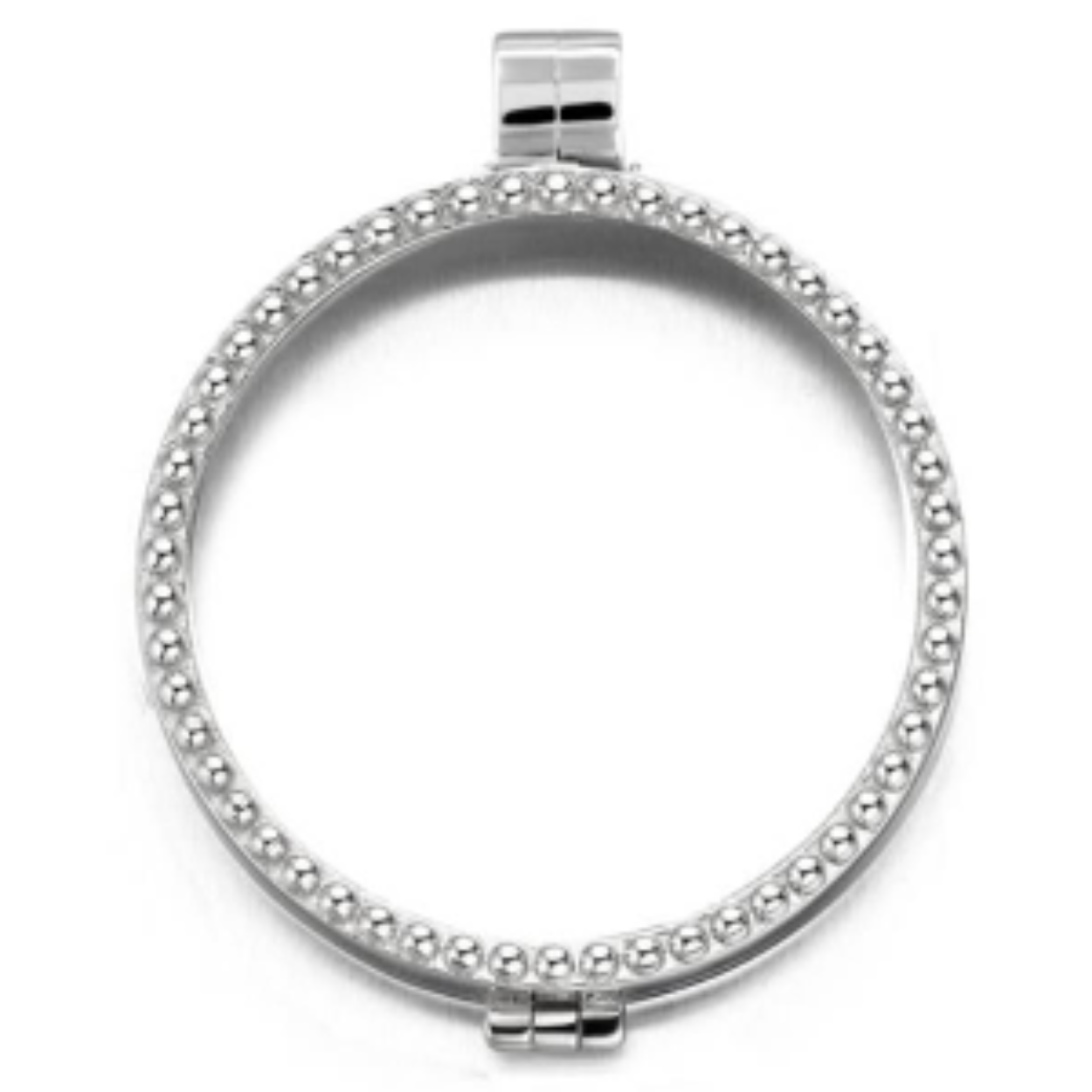 Deze moderne versie van het medaillon geeft jou de gelegenheid om zelf je persoonlijke juweeltje samen te stellen. Deze MY iMenso "Pearl" medaillon (hanger) kan je eenvoudig openen om zo de insignia’s te wisselen. Je kunt jouw insignia’s naar keuze mooi combineren met één van de vele natuurlijke stenen of met een mirror (spiegeltje). Denk bijvoorbeeld ook eens aan de persoonlijke gravure, waar je van een foto een gravure kan laten maken. Zo draagt je jouw dierbare altijd bij je hart. U kan tot vier insignia’s plaatsen in het MY iMenso medaillon, afhankelijk van de dikte van de afzonderlijke insignia’s. Er zijn daardoor nog veel meer combinatie mogelijkheden, waarmee je de voor- en achterkant van je medaillon kan personaliseren.
Het medaillon bestaat in de twee maten; Grande(33mm) & Mezza(24mm), en is vervaardigd van 925 Sterling zilver met een hoogwaardige afwerking (ook wel “Italian finish” genoemd). Alle MY iMenso sieraden zijn voorzien van een goud plating en zijn al dan niet bezet met zirkonen. Je kan je medaillon op elk gewenst moment aanpassen aan je kleding of de stijl die je wilt uitstralen.