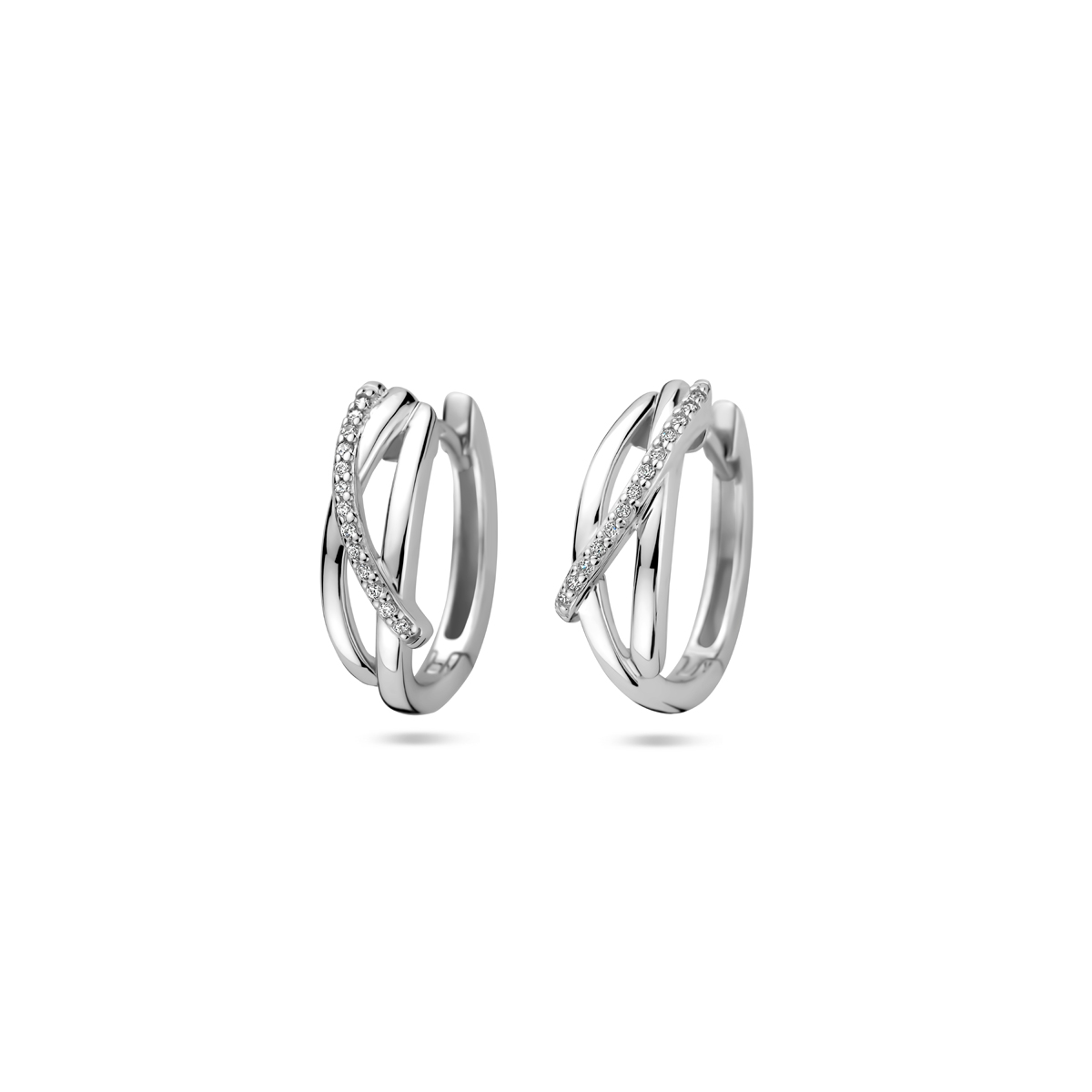 Gerhodineerd 925 zilveren klapoorringen met een diameter van 16mm. De oorringen zijn uitgevoerd met zirkonia.