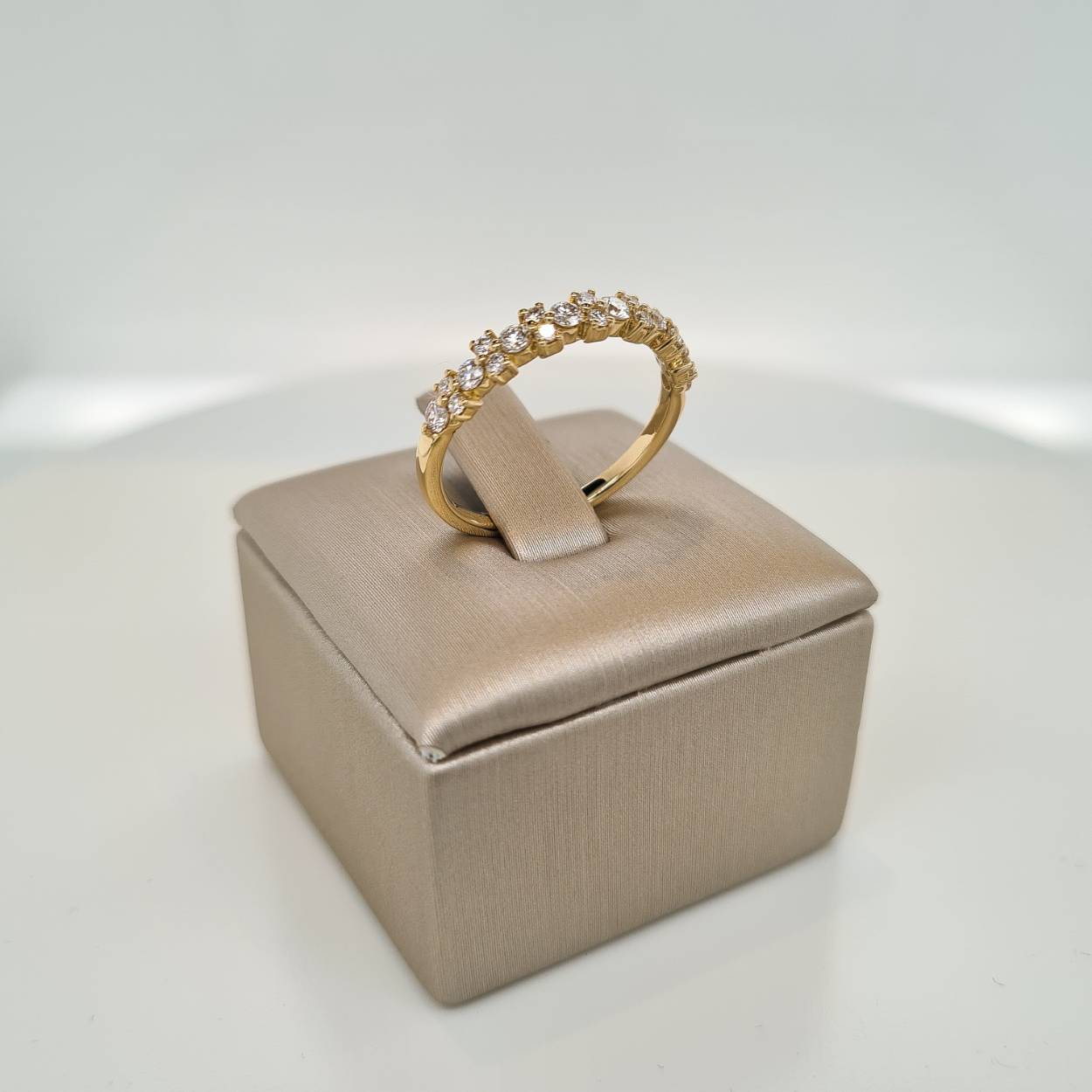 Prachtige 14krt geelgouden ring met diamant  22-0.49crt SI G. 

Deze ring is maat 52 (16,5). Heeft u een andere maat, neem dan contact met ons op.