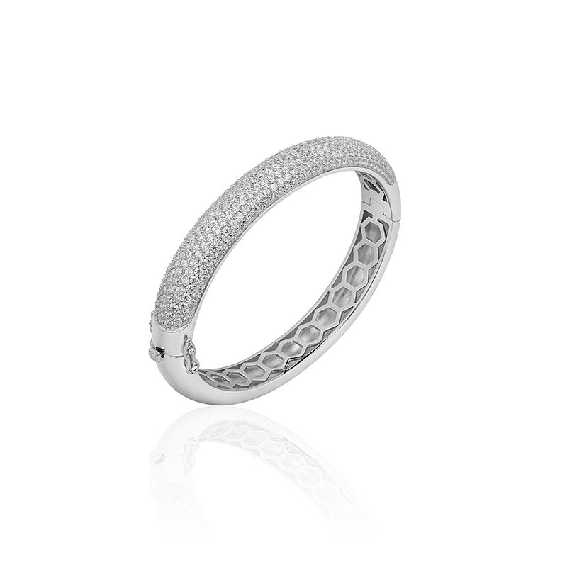 Klassieke slavenarmband van zilver en ingelegd met zirkonia steentjes.