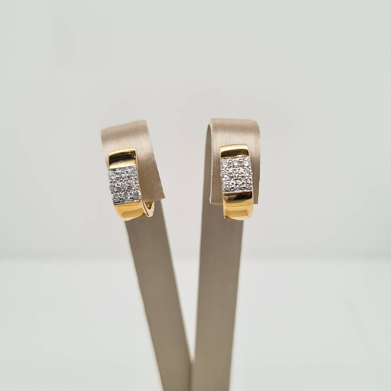 Prachtige 14 karaat gouden oorsieraden met diamant, 0.26crt. 