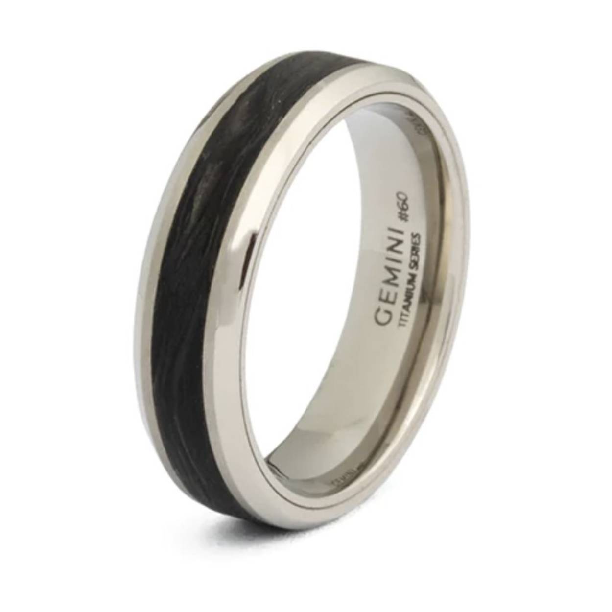 Deze Rota Light Carbon ring is gemaakt met titanium en gesmeed carbon. Deze koolstofsoort is maar liefst 5 keer lichter en 10 keer sterker dan staal. Dit carbon wordt gemaakt door onder hoge druk flinterdunne stukjes koolstofvezel op elkaar te persen.

Waarom hebben we voor titanium gekozen?
- Het is vederlicht
- Het is supersterk
- Het is een exclusief materiaal dat ook wordt gebruikt in raceauto's, motorboten en ruimtevaart

De ring heeft een comfortabele pasvorm en is zeer comfortabel om te dragen. Door het lichtgewicht titanium draag je deze ring zonder problemen dag in dag uit.

De naam 'Rota' is afgeleid van het Latijn en betekent 'wiel'. Het is een subtiele verwijzing naar de dubbele ronde afwerking aan de buitenzijde van deze titanium ring. 