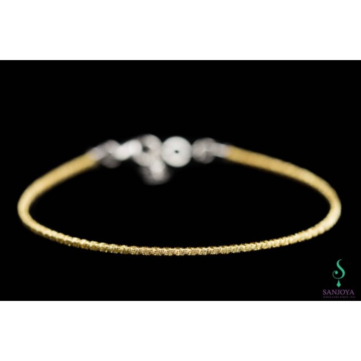 Leuk en verfijnd armbandje van verguld sterling zilver. Te verkrijgen in verschillende diktes en maten en met verlengstuk. Geschikt voor zowel dunnere als bredere pols. Mooi in combinatie met de andere kleuren zilver, grijs of rosé.
