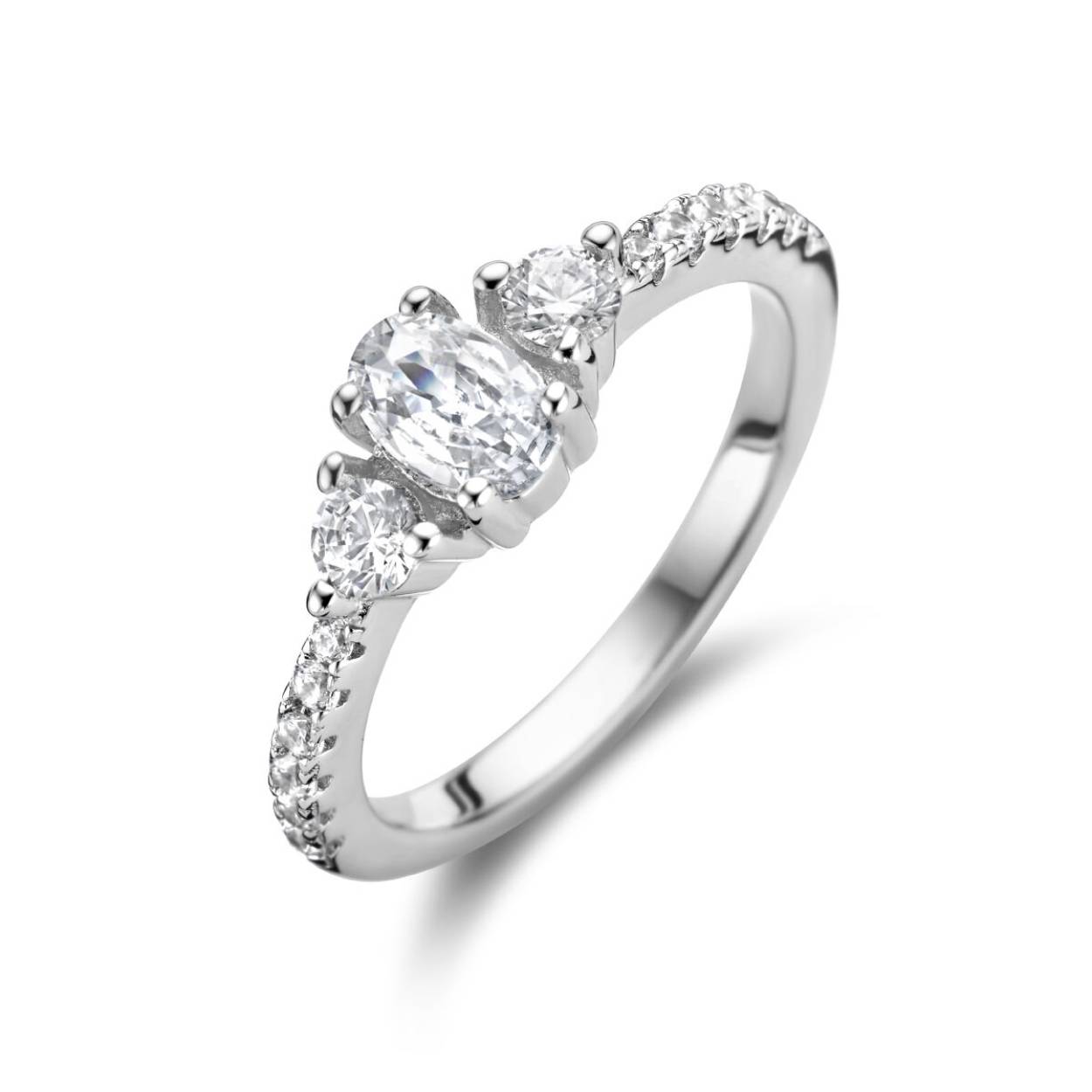 Gerhodineerd zilveren ring uitgevoerd met een schitterende zirkonia rij. De ring heeft een breedte van 6mm.