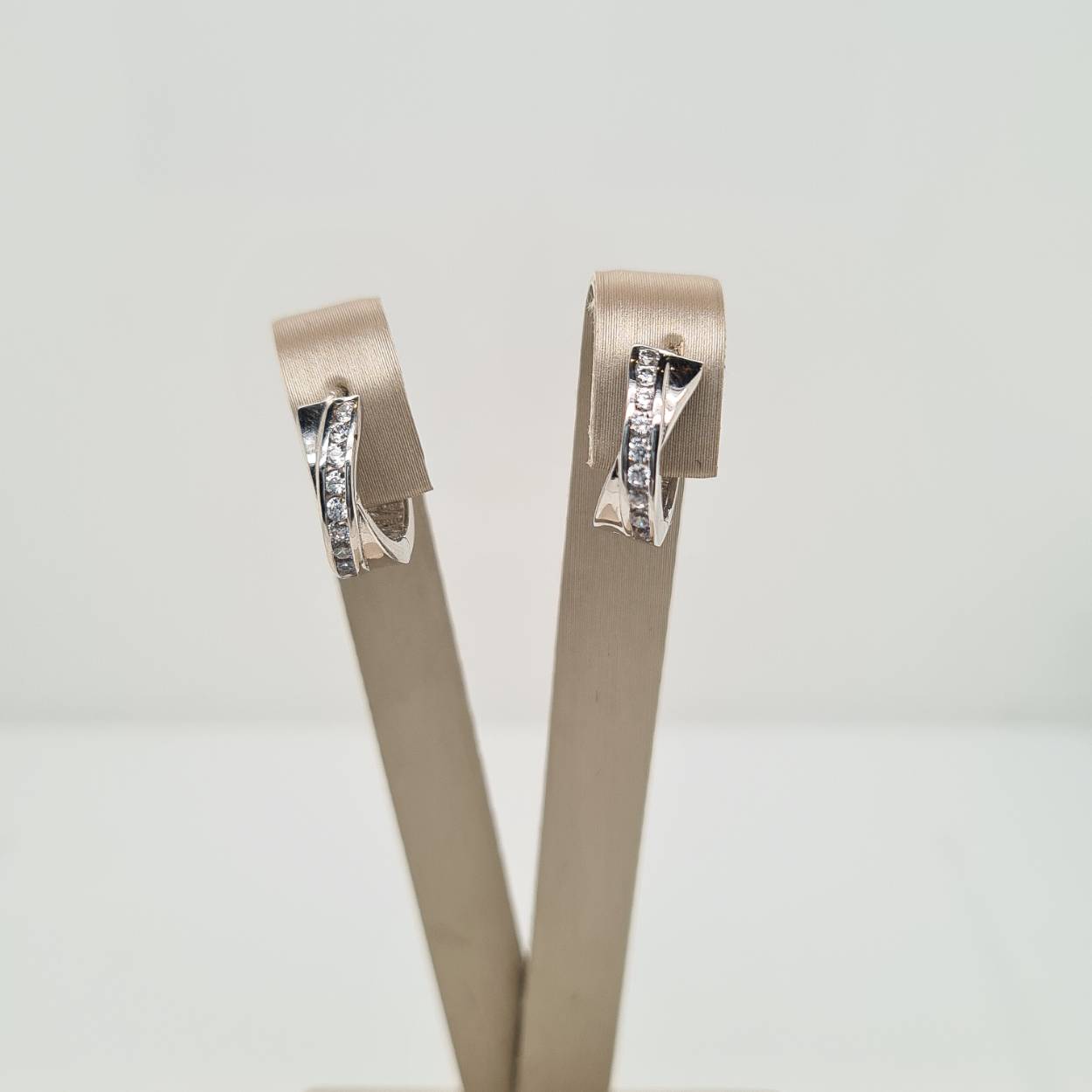 Chique witgouden klapcreolen met een luxe rijzetting van zirkonia. De klapcreolen hebben een diameter van 12.5mm en een breedte van 4.5mm. De klapcreolen zijn uitgevoerd met een stevige scharnier sluiting.