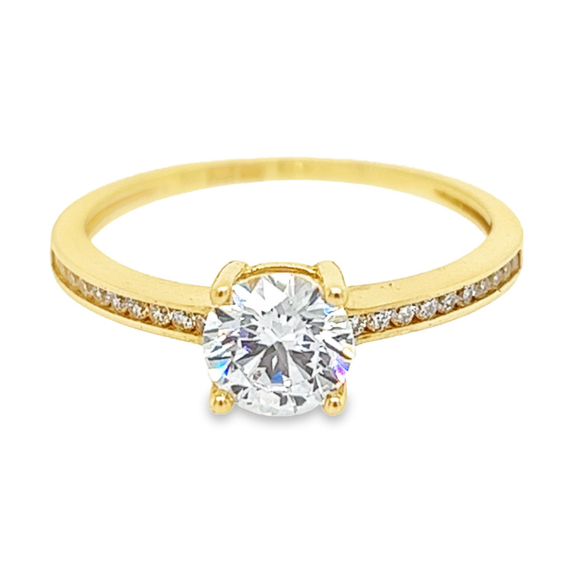 Deze geel gouden ring is werkelijk schitterend. De Swarovski zirkonia is briljant gespelen en vrij groot van formaat. Ondanks het feit dat de grote Swarovski zirkonia groot van formaat is heeft deze ring een fijne uitstraling. De ring heeft aan beide kanten naast de grote steen een rij met kleine Swarovski zirkonia steentjes.