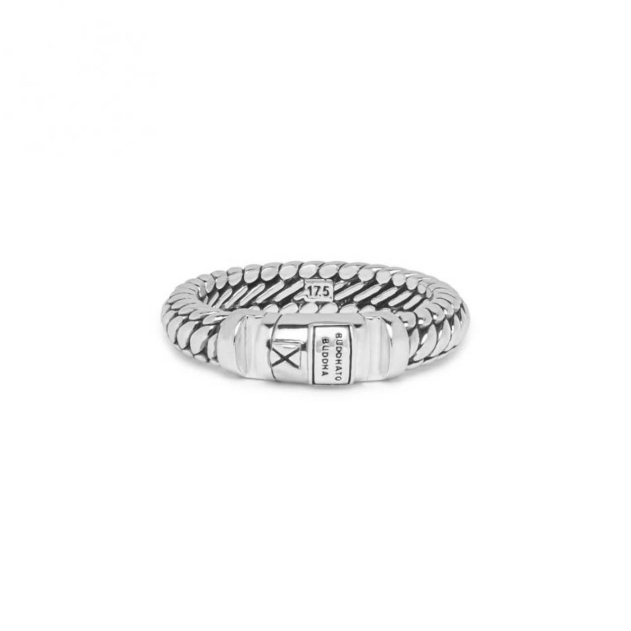 Het bekende Buddha to Buddha-slot én de beroemde Ben-schakel zijn nu verwerkt in één ring. Wat meteen opvalt aan de Ben XS Lock Ring zijn de stoere looks…Ondanks dat de ring valt in de categorie smalle ringen. Wat ook meteen opvalt zijn de stevige schakels die naadloos op elkaar aansluiten. Dit komt doordat ze net zo lang met de hand bewerkt worden tot het eindresultaat oogverblindend is. Dat maakt de Ben XS Lock Ring een ring waar je er eindeloos naar kan blijven kijken. Maar vooral eentje die je héél vaak wilt dragen.