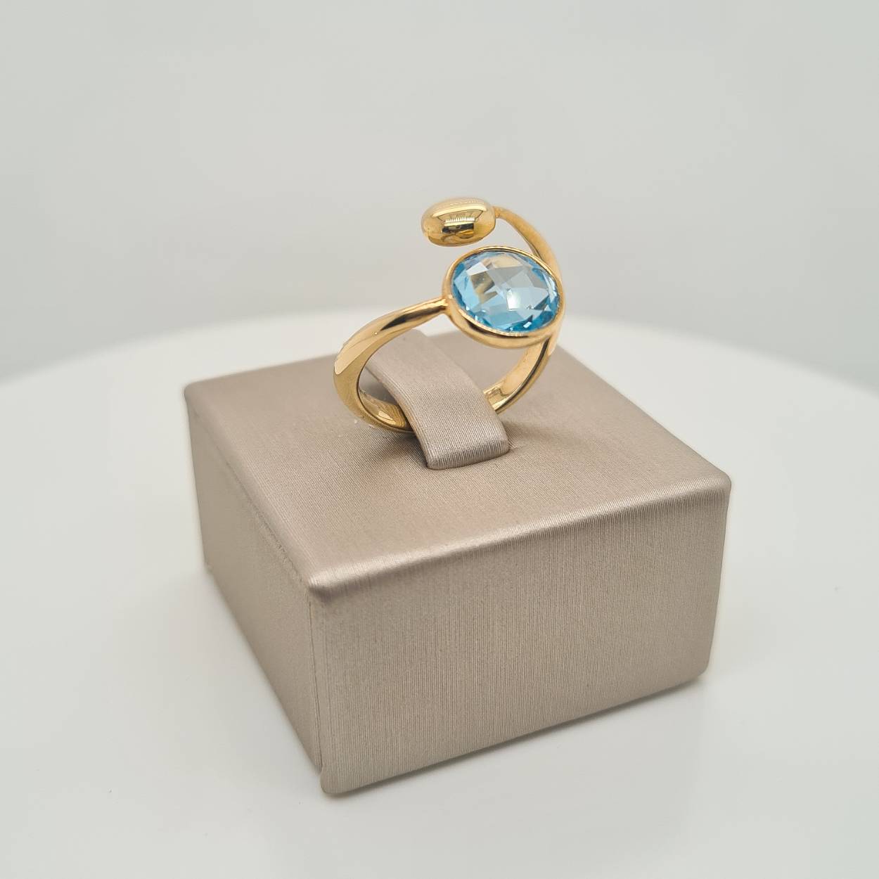 Prachtige 14krt gouden ring met blauw topaas.

Deze ring is maat 54, heeft u interesse in een andere maat? Neem dan contact met ons op