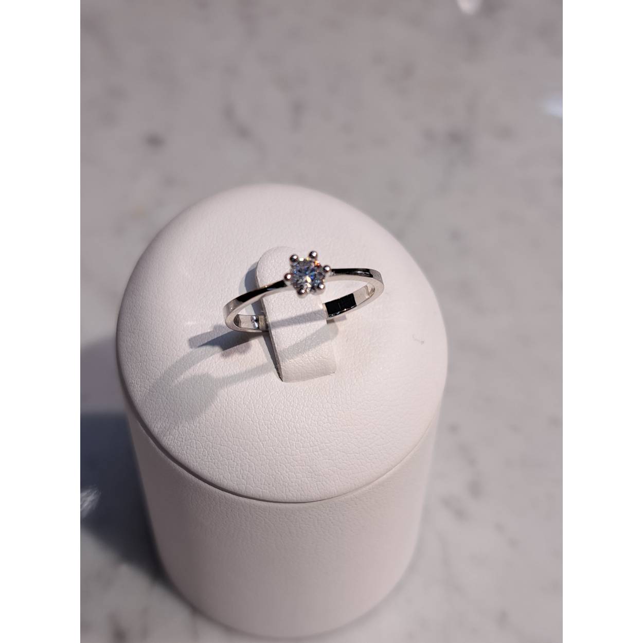 14 Karaat wit gouden ring solitaire zirkonia. 
Briljant geslepen in klauwzetting. 