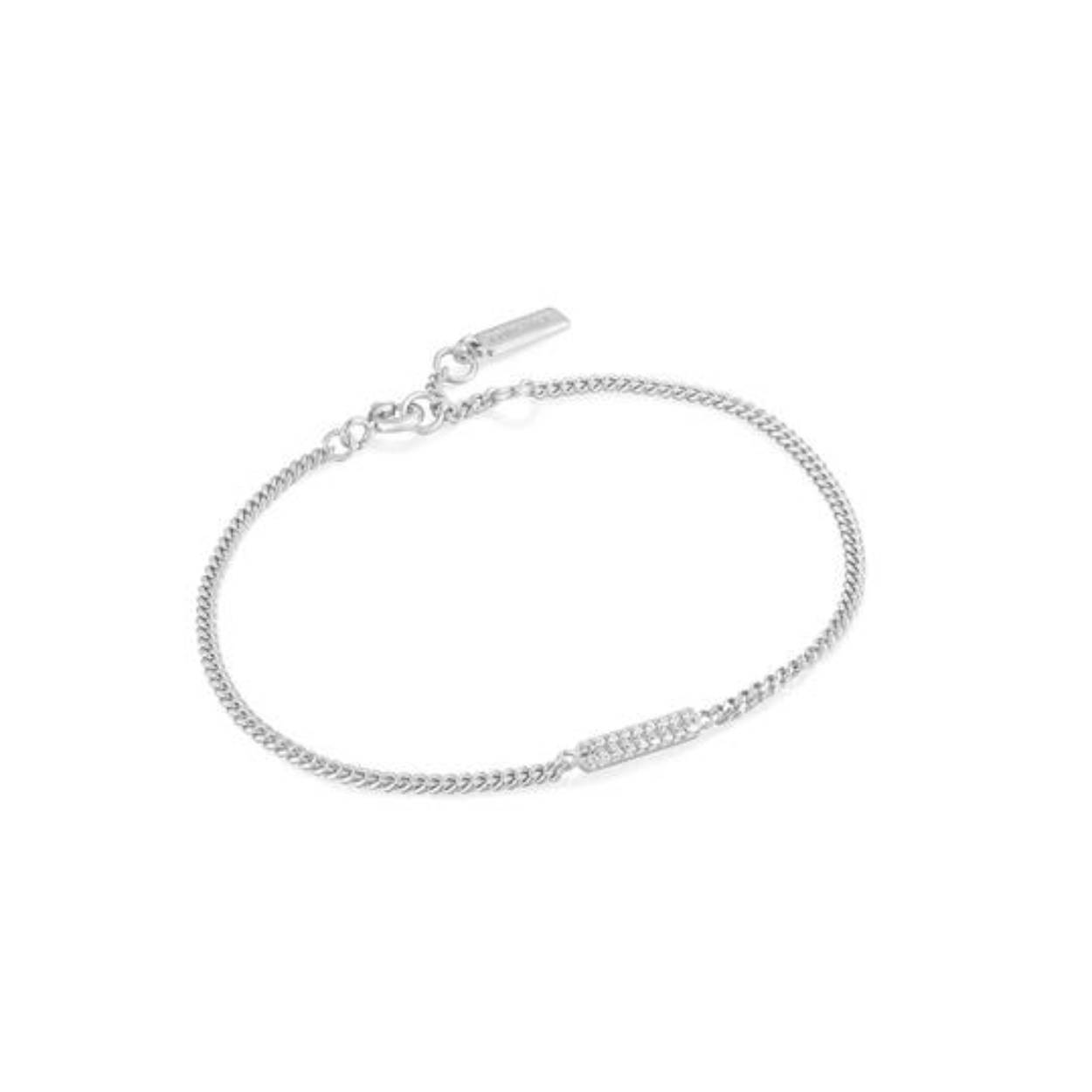Glam Bar Bracelet
Het draait allemaal om versiering met deze armband van Ania Haie. De chique eigentijdse gourmet schakel wordt gecombineerd met een plaatje met hierin glinsterende zirkonia's. Helemaal volgens de sprankelde trend van dit seizoen! Style de jouwe met meerdere armbanden voor een prachtige avondlook. 

HET MERK
Geïnspireerd door de laatste fashion trends is Ania Haie het toonaangevende sieradenmerk voor hoogkwalitatieve maar ook betaalbare zilveren sieraden, zonder op de kwaliteit in te leveren. Iedere collectie is gebaseerd op de laatste catwalktrends, waardoor Ania Haie snel tot hét sieradenmerk voor stijlbewuste consumenten is verkozen. Elk sieraad wordt ontworpen om te combineren met andere sieraden waardoor je je eigen look kunt creëren. Maar ook zijn Ania Haie sieraden opvallend genoeg om op zichzelf te dragen. Sieraden uit de Ania Haie collectie zijn altijd gemaakt van 925 zilver met een finish van rhodium of van 14kt goud.

SPECIFICATIES
- Glam Bar Bracelet
- Armband
- 925 zilver gerodineerd
- Lengte verstelbaar: 16,5 - 18,5cm
- AH B037-02H