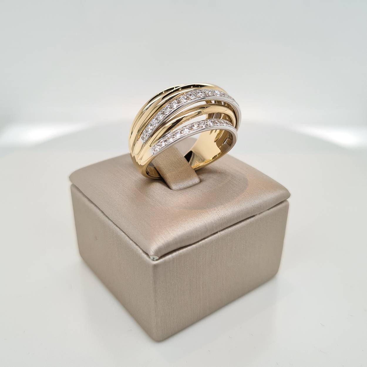 Prachtige 14krt bicolor gouden ring met diamant 0,78 G SI1. De maat van de ring is 55 (17 1/2). Heeft u een andere maat, neem dan gerust contact met ons op.