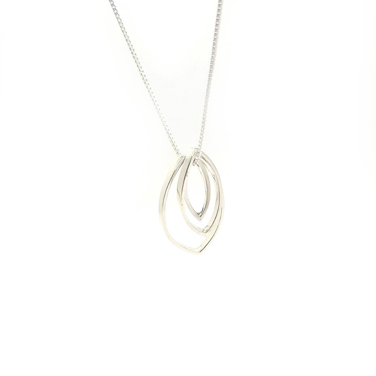Deze vlammende hanger is verkrijgbaar in zilver en goud. Deze losse delen kan je op verschillende manieren met elkaar combineren waardoor ze altijd goed te dragen zijn met je eigen sieraden. De hanger bestaat uit drie losse delen waardoor het sieraad in beweging blijft. Elke keer als je het draagt creëer je een nieuwe look. Met deze hanger ga je vlammend de dag door!

Deze hanger wordt los verkocht of wil je er een bijpassende ketting van zilver bij bestellen?

Maak een afspraak en kom deze sierlijke hanger eens passen! Of bestel haar gelijk, dan sturen we deze mooi verpakt naar je toe.
