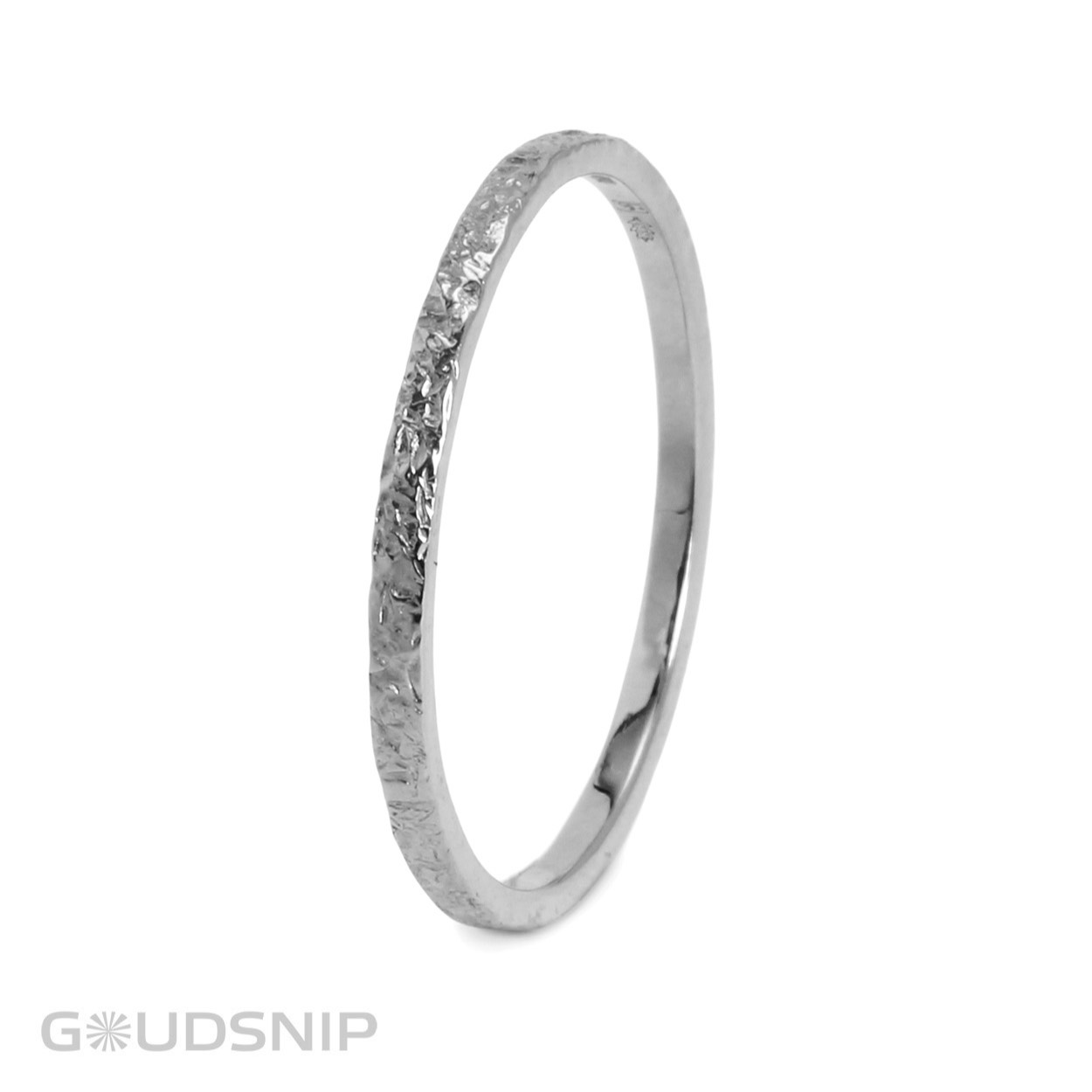Zilveren aanschuifring met structuur uit eigen atelier. Deze subtiele ring kan je op zichzelf dragen maar is ook perfect te combineren met andere ringen.

Breedte: 1,5mm