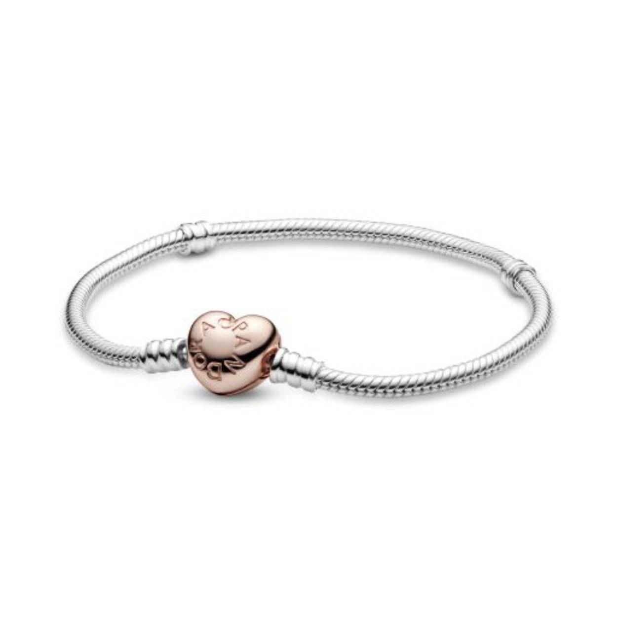Voel je hart kloppen met deze romantische versie van Pandora's bestverkopende bedelarmband. Deze hand-finished sterlingzilver Moments Heart & Snake Chain-armband heeft een hartvormige sluiting die is verguld met 14-karaat roségoud. Hij is prachtig alleen maar nog mooier met versierd met je favoriete Pandora Moments-bedels en -clips. Draag samen met contrasterende Pandora-schakelarmbanden voor een chique, gelaagde look.