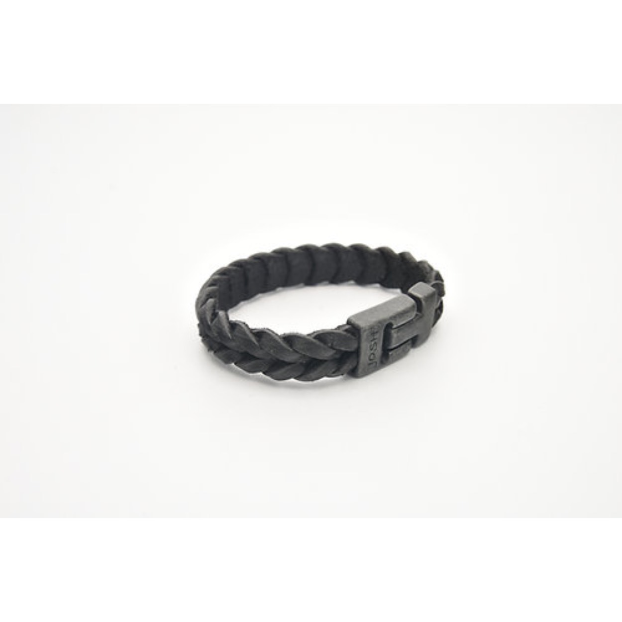 Dit is een prachtige Josh herenarmband gemaakt van metaal en leer. De armband heeft een geleefde zwarte kleur en een platte vlecht met een vintage zwarte sluiting. De maat van dit sieraad is L.