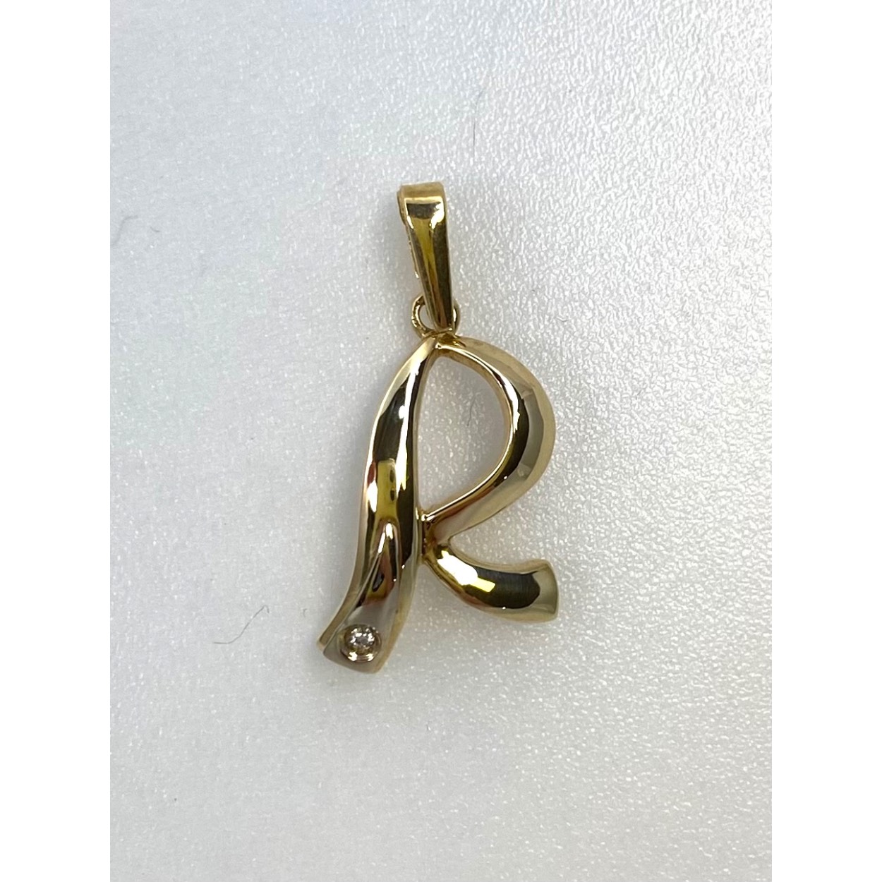 Letter R met briljant 0.01 crt
