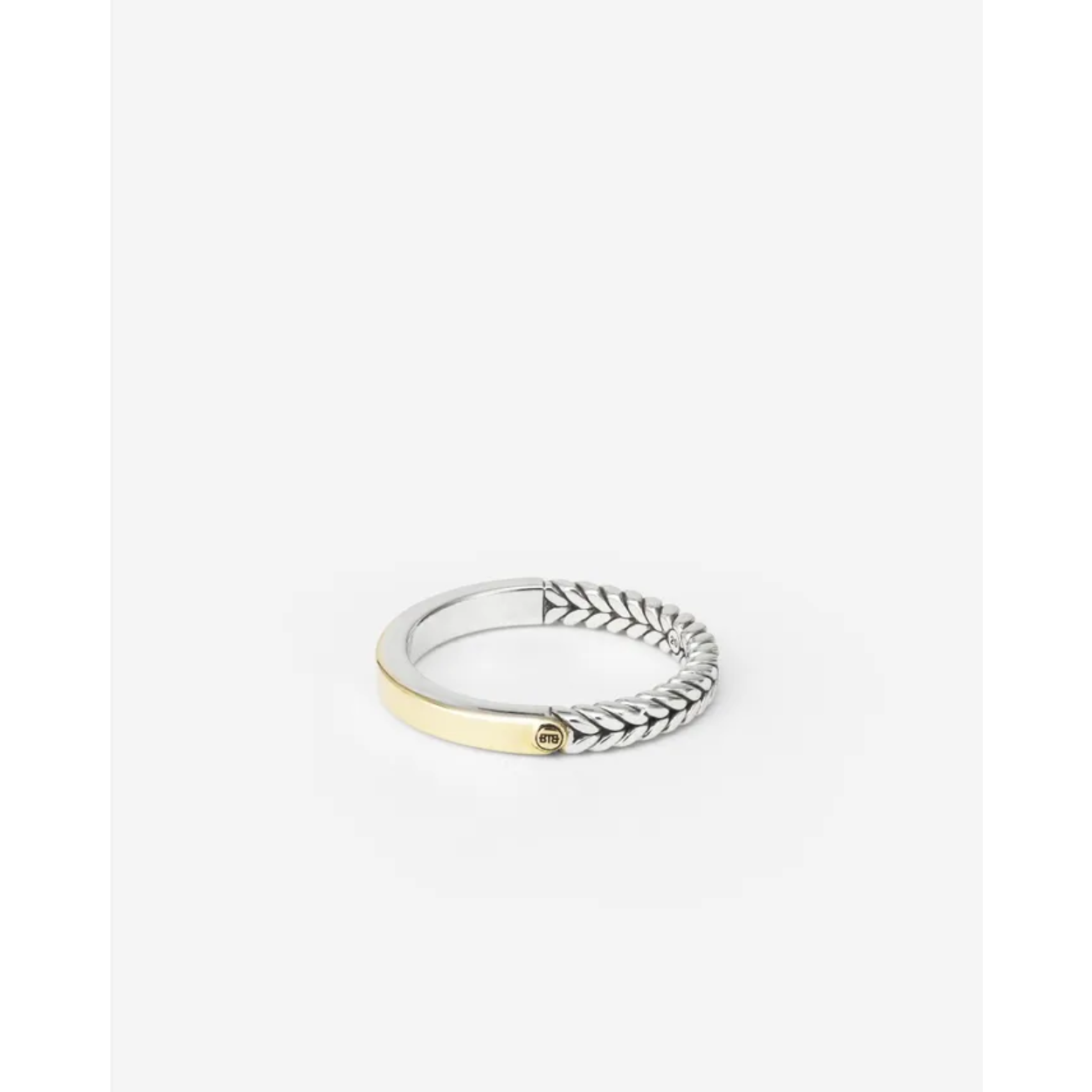 De krachtige Barbara Mini Dual sieraden zijn Buddha to Buddha bestsellers. De iconische weefdetails maken de ontwerpen echte it-pieces. Zet een stijlvol statement met de Mini versie van het wereldwijd populaire design. Deze geelgoudvergulde Sterling Buddha to Buddha juwelen worden geleverd in een luxueuze juwelendoos.

