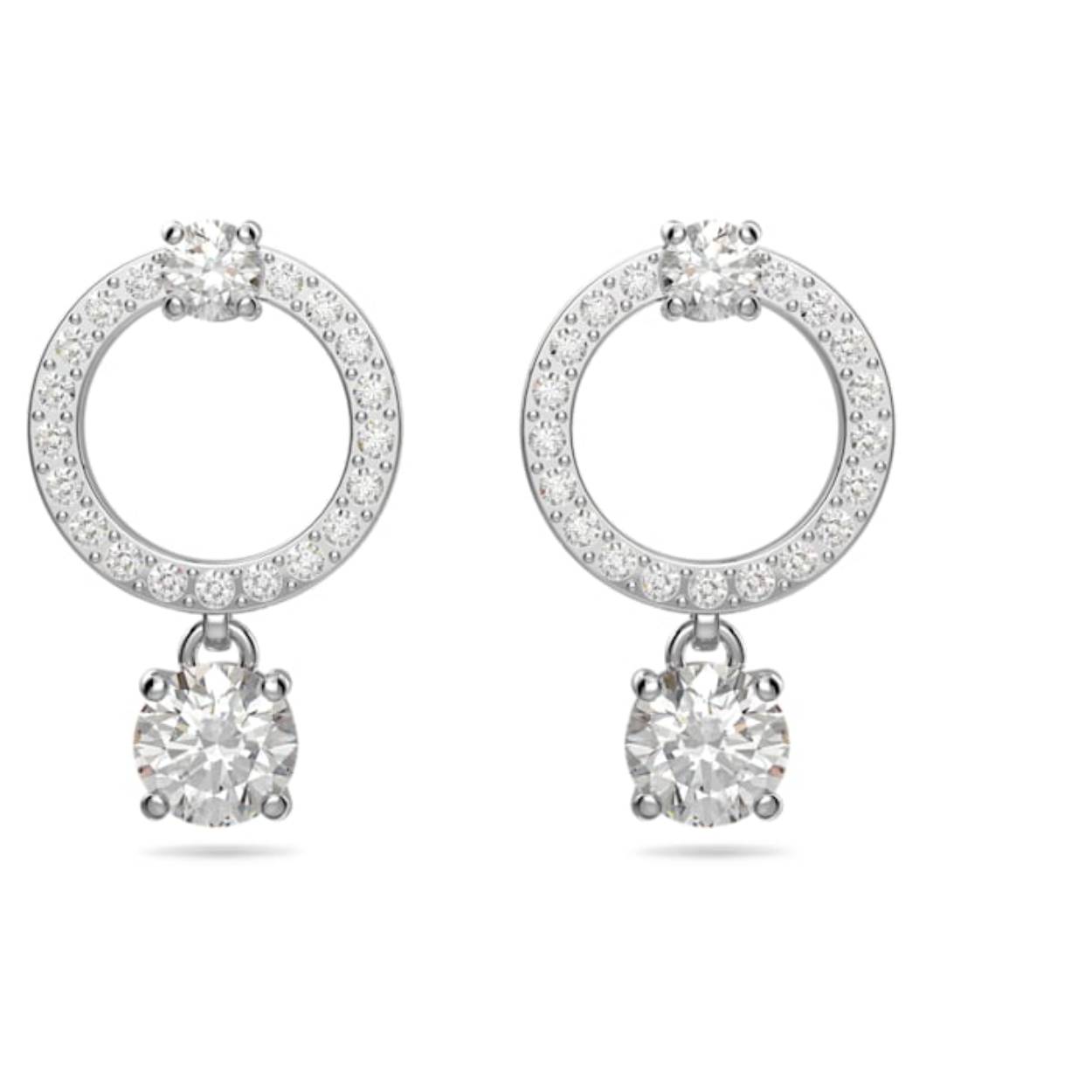 Deze steekoorbellen van Swarovski zijn eenvoudig en tegelijkertijd schitterend. Een rond wit kristal bungelt aan een kleine ring, de ring zelf is prachtig versierd met sprankelend pav&eacute;. De bungelende elementen bewegen wanneer je je hoofd draait en reflecteren inkomend licht op telkens nieuwe en schitterende manieren. Deze aantrekkelijke oorbellen voegen een unieke sprankeling toe aan alledaagse outfits.