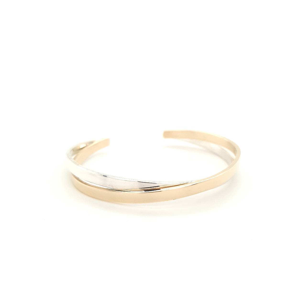 
Sierlijke verfijnde draden laten deze ontwerpen voor zichzelf spreken. Met een letterlijke twist zijn deze sieraden goed draagbaar en makkelijk te combineren. Een energieke wikkel van sierlijkheid die jou laat stralen. Elk sieraad wordt met de hand gemaakt in ons eigen atelier en ontstaat spontaan op gevoel. Jouw Twist is dus altijd uniek.



Maak een afspraak en kom deze armband passen! Of bestel haar gelijk, dan sturen we deze mooi verpakt naar je toe.