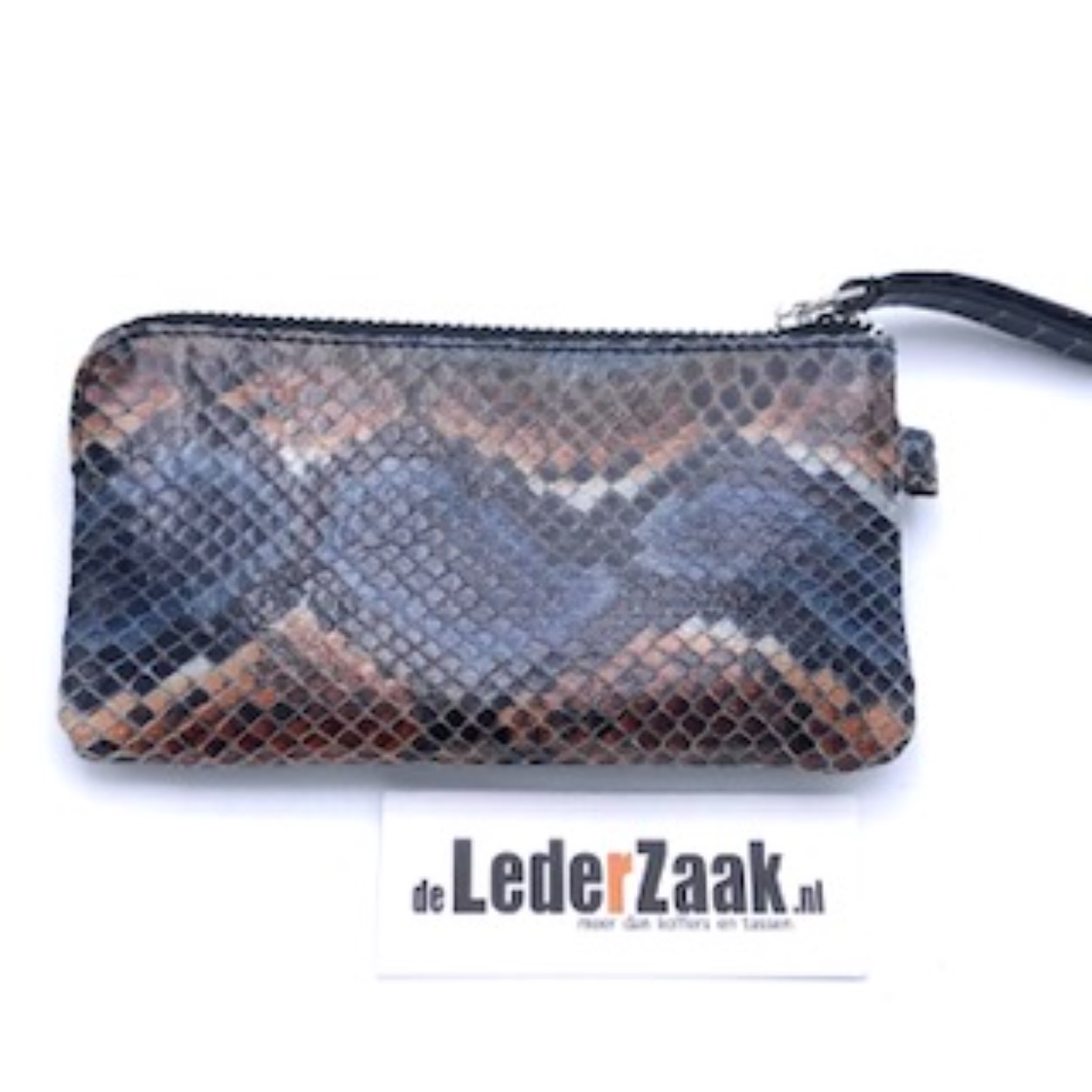 Prachtige sleuteletui van Esquire uitgevoerd in een snake leder. Hierin zitten meerdere kleuren verwerkt. 
Deze sleuteletui heeft twee kettinkjes met sleutelringen en een ritsje aan de voorkant.
Alles is af te sluiten met een rits. 
Afmetingen:
12,5 x 7 x 1 cm