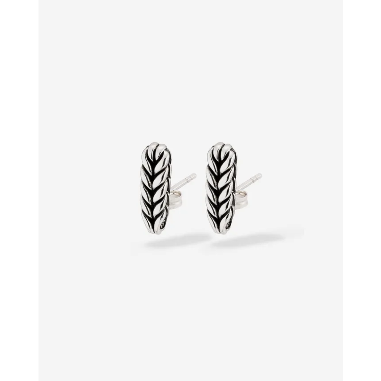 De Ellen oorknopjes zijn prachtige zilveren oorknopjes gebaseerd op de bekende Ellen schakel. Met de hand gemaakt en tijdloos zoals alle Buddha to Buddha sieraden. Creëer moeiteloos een stoere look met deze tijdloze oorbellen