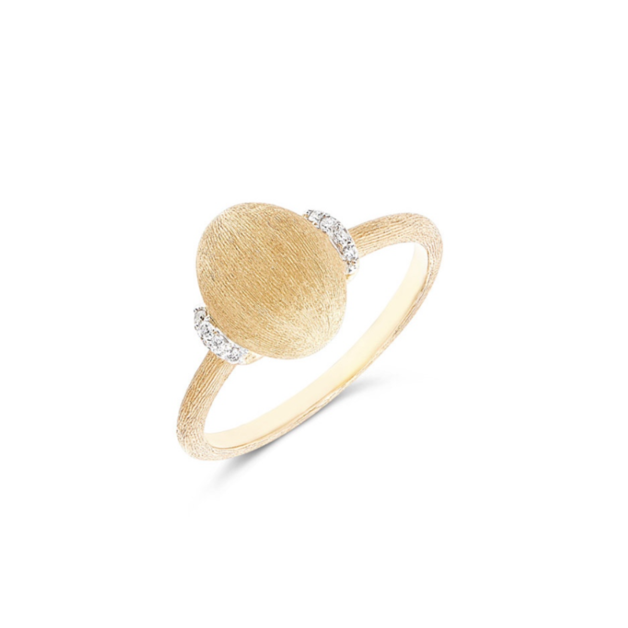 Een compleet en perfect ontwerp; een 18 karaat gouden boule, fraai gegraveerd met de burijntechniek, omringd door elegante diamanten.