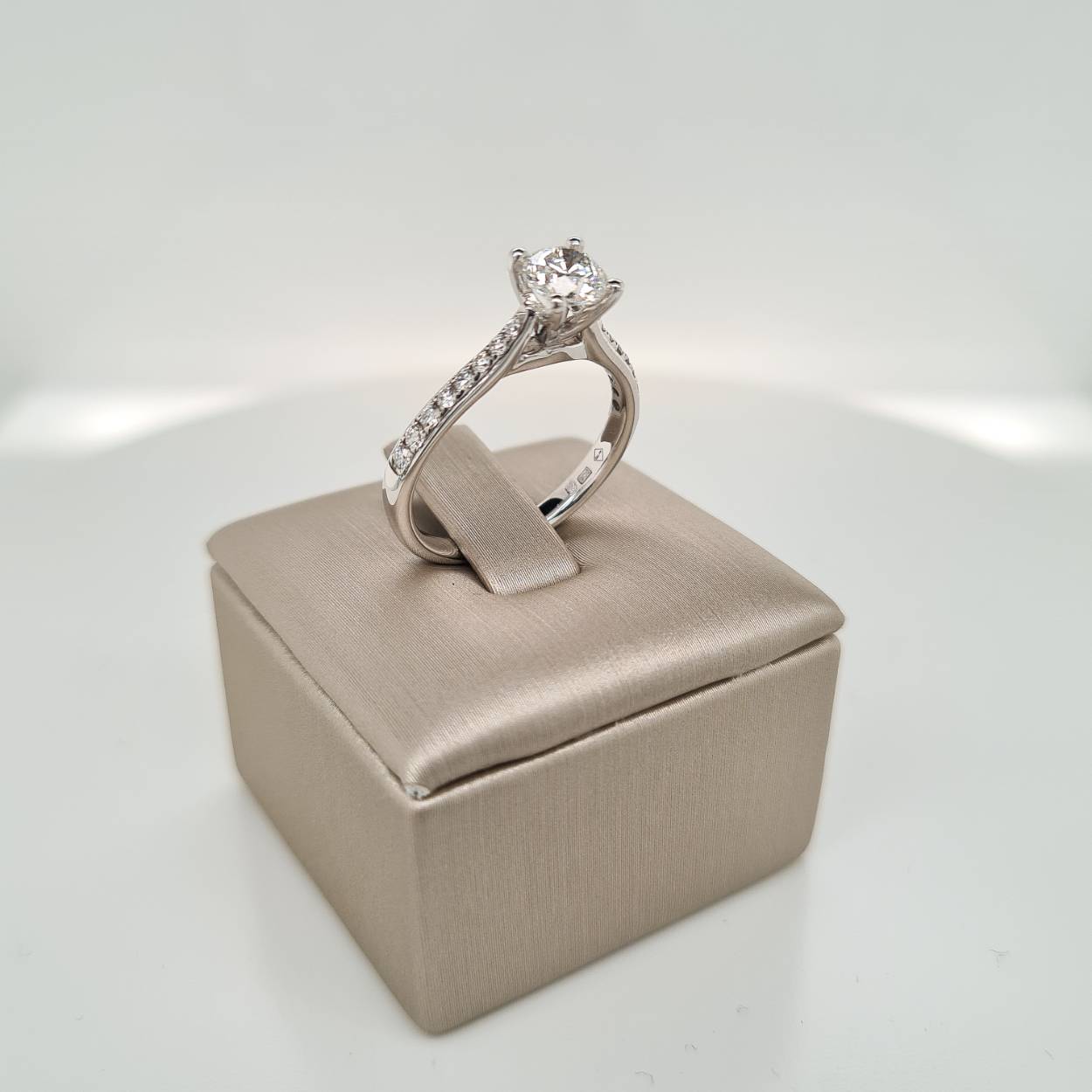 14krt gouden ring met diamant