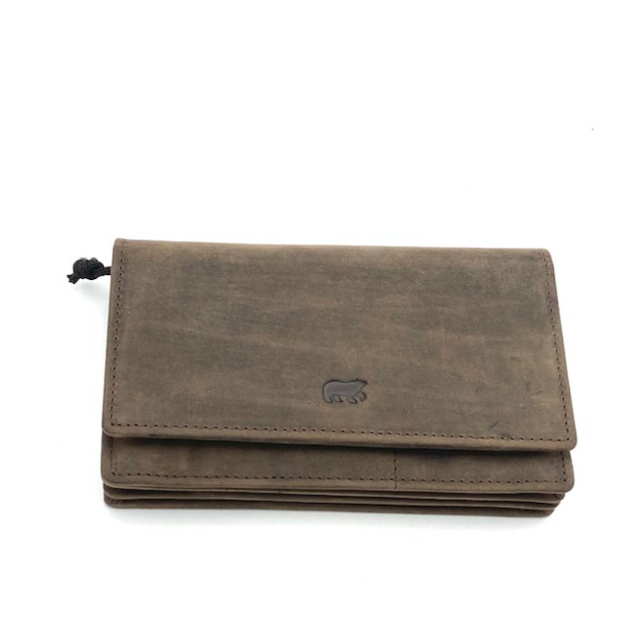 De BearDesign Emma damesportemonnee in hunter bruin is gemaakt van hoogwaardig leer en beschikt over diverse handige vakjes en een ritssluiting. Deze portemonnee is perfect voor het opbergen van je geld, pasjes en andere kleine accessoires. Draag hem makkelijk in je handtas of als een clutch tijdens een avondje uit. Een stijlvolle en praktische toevoeging aan je accessoire collectie!
Portemonnee 12 vakjes om bankkaarten in op te bergen.				
Twee binnenritsen 
Achterrits.
3 vakken voor papiergeld.
Afmetingen:
Hoogte 10cm x Breedte 15cm x Diep 3-7 cm