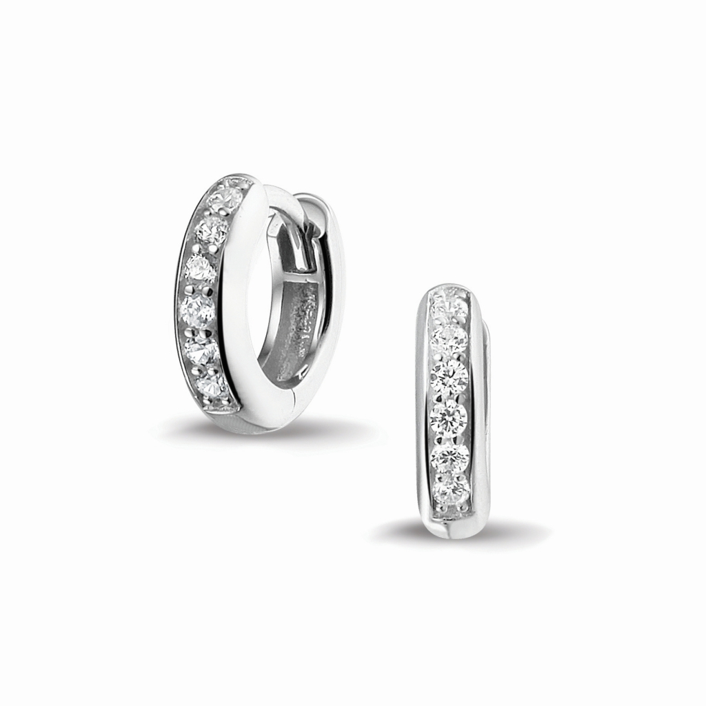 Zilveren oorringen met zirkonia. U kunt zelf combinaties maken met de diverse oorringen en hangers. De oorringen zijn niet ontworpen om as in te bewaren. Diameter: 12 mm.
Ook verkrijgbaar in geel-, wit- of roségoud (meerprijs).