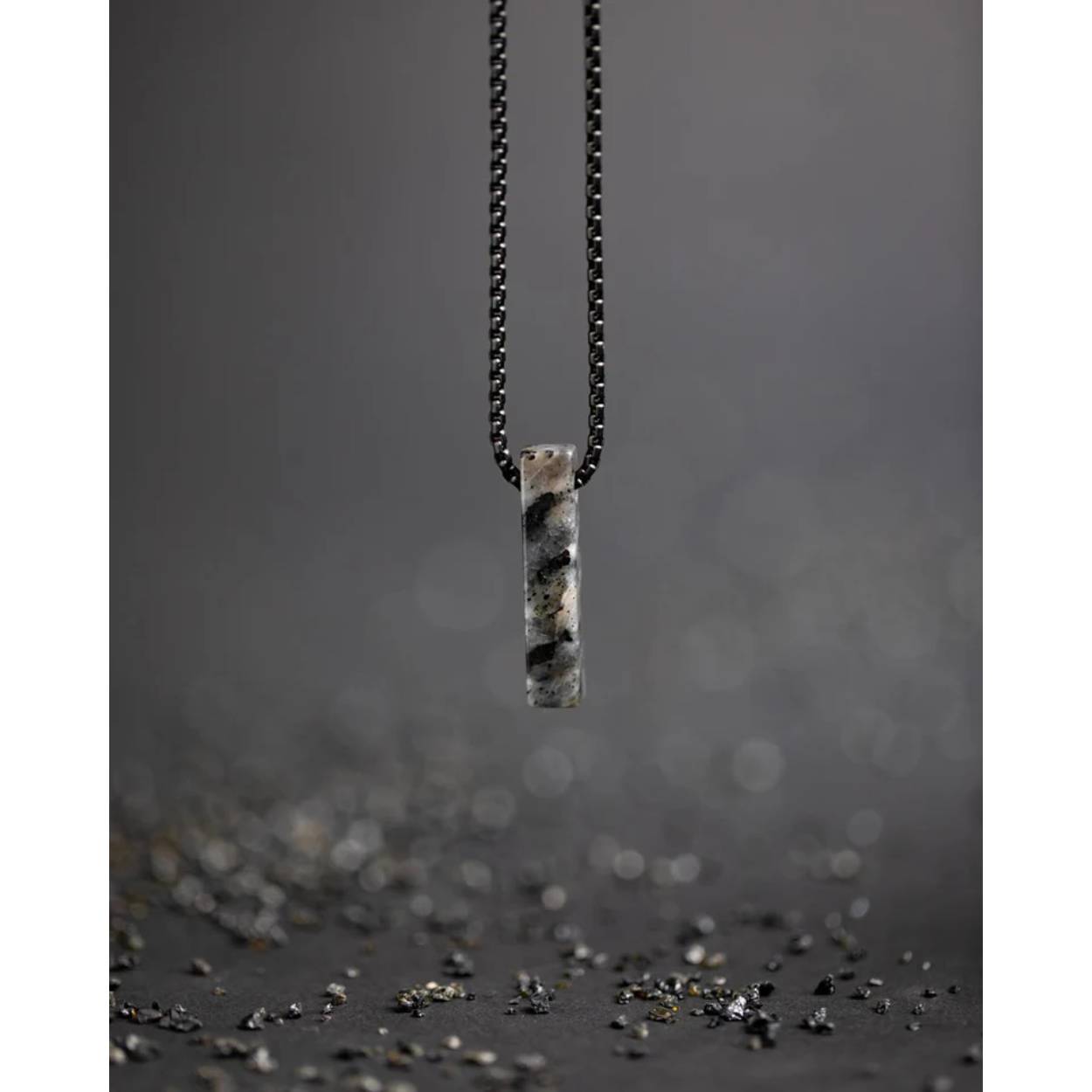 De Tantum Grey halsketting is gemaakt met een op maat gemaakte Larvikiet steen.

Deze steen is ideaal om je te beschermen tegen slechte invloeden, om dingen te benaderen vanuit een hoger perspectief en het lichaam zijn kracht en vitaliteit terug te geven.

De halsketting is gemaakt van 316L roestvrij staal van hoge kwaliteit. De lengte van de ketting is 54cm en een verlengketting van 10cm is inbegrepen zodat je zeker bent dat de maat goed is.

Let op: de kleur grijs kan per edelsteen verschillen