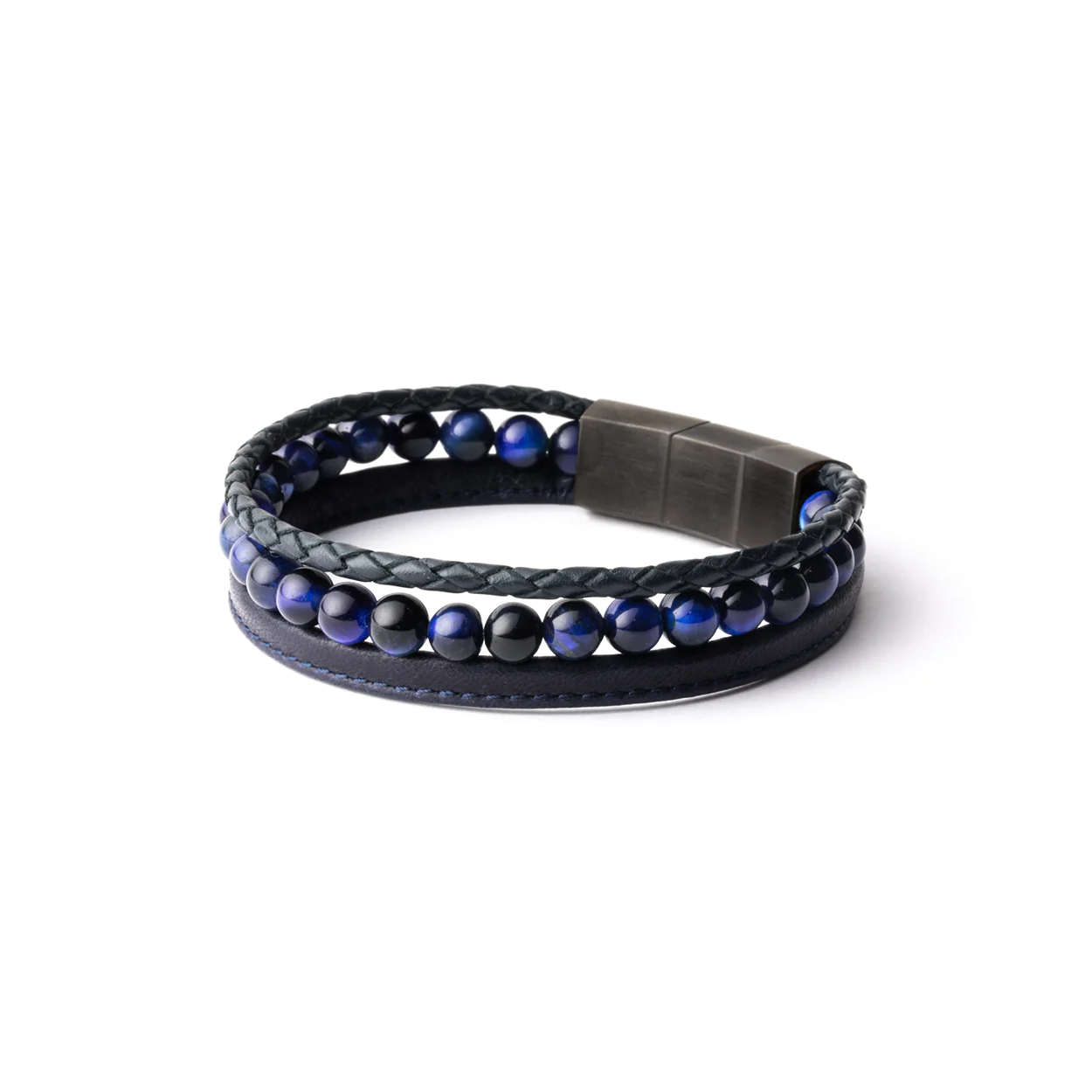 De Triple Blue armband wordt gemaakt met echt Italiaans nappaleer en elegante 6mm Tijgeroog natuursteen, afkomstig uit Zuid-Afrika.

Tijgeroog wordt ook wel 'de steen der Krijgers' genoemd. Het is een krachtige steen die je beschermt tegen negatieve invloeden. Hij zou je extra moed, kracht en doorzettingsvermogen geven.