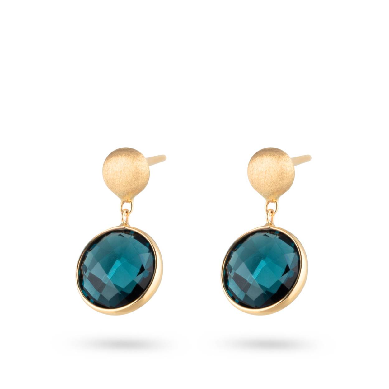 Gouden oorhangers met een london bleu quartz, van het Italiaanse merk Italo Bottene. 