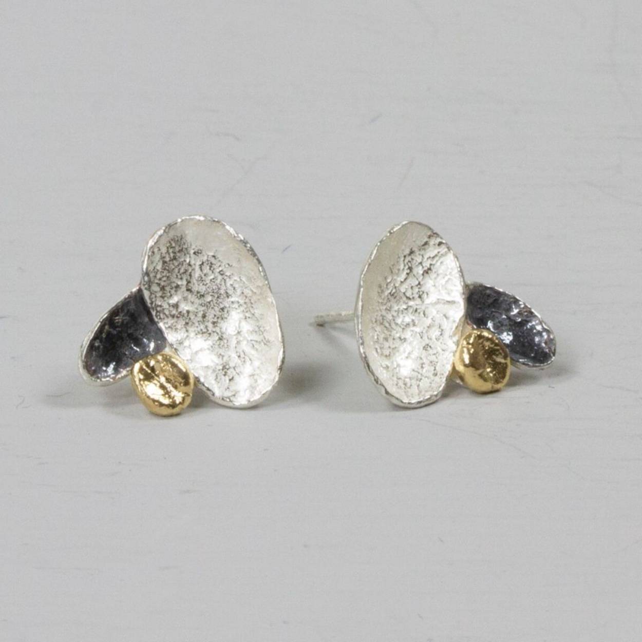 De glans van 925 sterling zilver maakt het een gewild edelmetaal voor de vervaardiging van sieraden. Het bestaat uit 92,5% puur zilver en 7,5% koper. Puur zilver is een zacht en buigzaam materiaal, het koper in 925 sterling zilver zorgt voor de stevigheid. De sieraden van Jéh Jewels zijn nikkel vrij.

Materiaal: Geoxideerd zilver
Op dit sieraad is gebruik gemaakt van geoxideerd zilver, dit is een oppervlakte bewerking. Het is mogelijk dat de geoxideerde laag na verloop van tijd door slijtage gaat vervagen.

Materiaal: Zilver verguld
Vergulden is het bedekken van een voorwerp met een laagje goud. Dit artikel is door een goudbad gehaald wat ervoor zorgt dat het zilver volledig bedekt wordt met een laagje goud. Resultaat een mooie glanzende afwerking met een laagje echt goud wat ook wel silverplated of goldplated wordt genoemd.