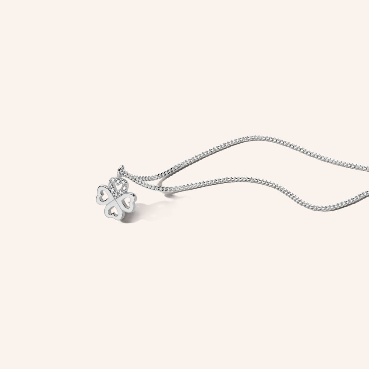 De meest schattige klokjesbloembedel, de bloemblaadjes bedekt met diamanten, ronddraaiend en wervelend aan een fonkelende kralenketting.