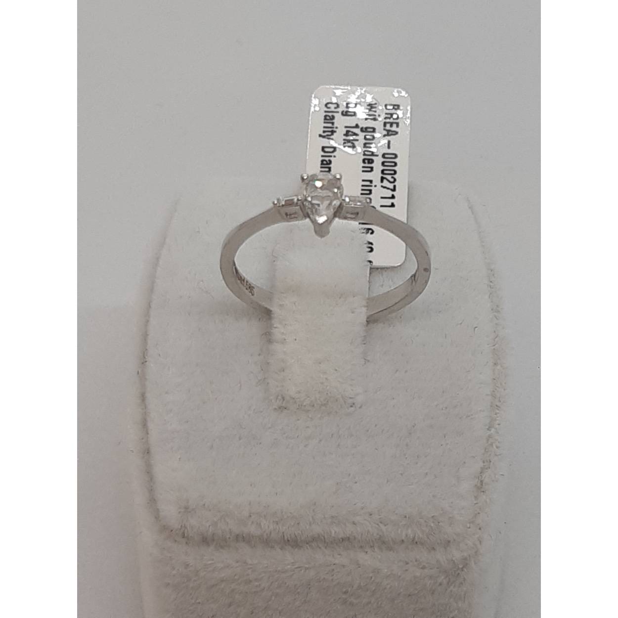 De BREA-0002711 ring is een elegante gouden ring van 14 karaat, met drie hartgeslepen diamanten van 0,016 karaat met SI1 zuiverheid en F kleur. Perfect voor een stijlvolle uitstraling. Draag deze verfijnde ring, maat 54, op speciale gelegenheden of dagelijks als een opvallende accessoire. De glanzende afwerking maakt het een tijdloze keuze.