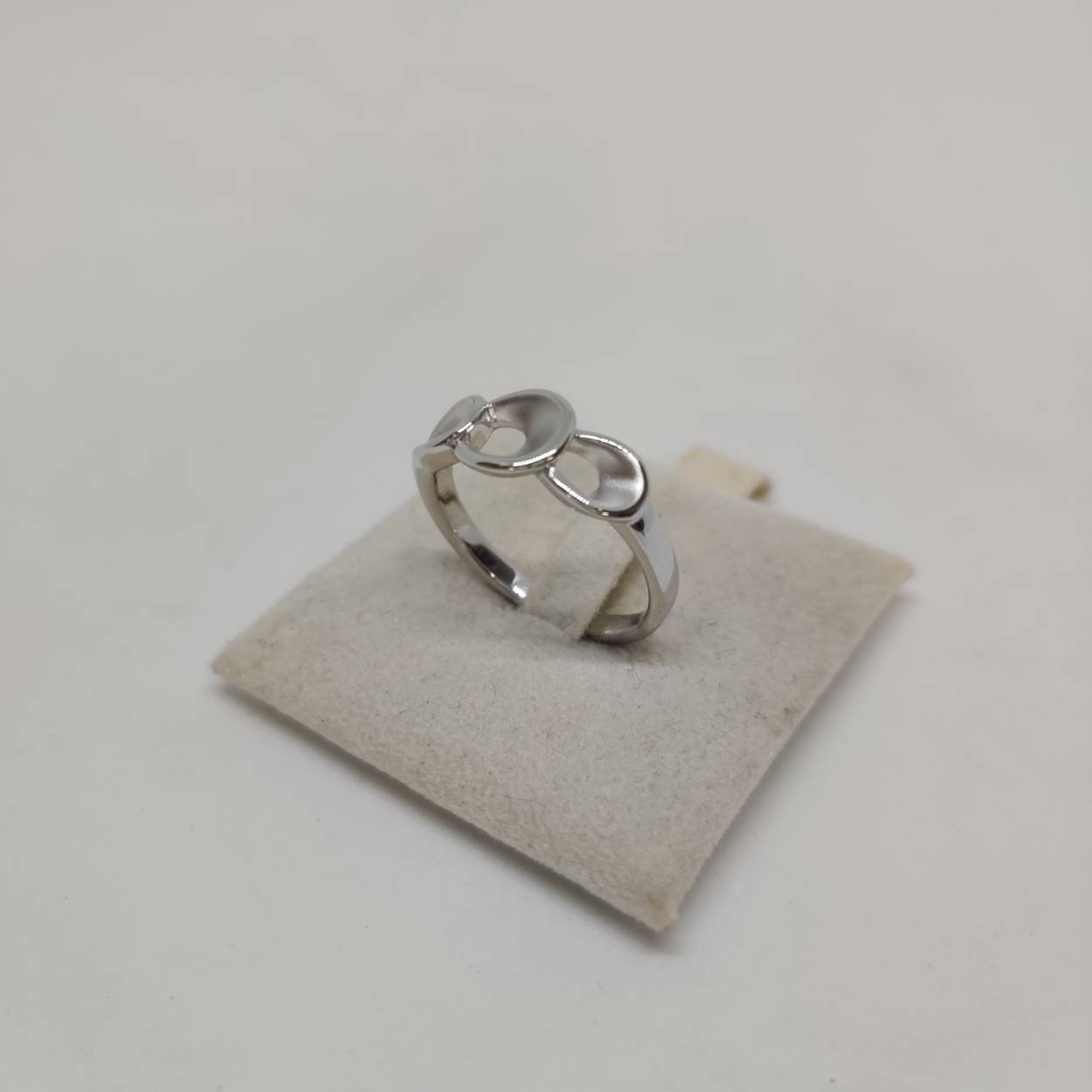 mat/glans bewerking van het hoogste gehalte zilver. engi maakt deze ring en is onderdeel van een set met daarin een armband en collier