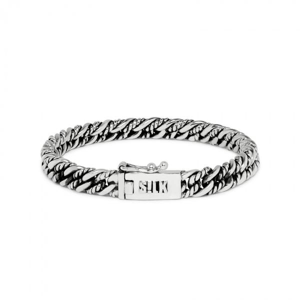 De Linked collectie kenmerkt zich door massief zilveren schakels welke soepel aan elkaar gekoppeld zijn tot stevige stoere sieraden met de voor SILK herkenbare verfijnde afwerking. Deze nieuwe 243 linked armband heeft een extra gedecoreerde draad. Breedte 8 mm.
