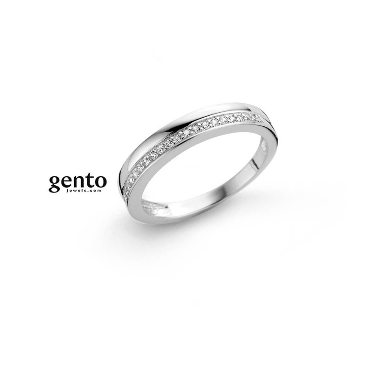 Gento is een Belgisch merk. De Gento zilveren juwelen zijn gemaakt van Sterling zilver 925 met een hoogwaardige rhodium finish. De Gento-juwelen zijn gemaakt van zirkonia van topkwaliteit en zorgen voor een perfecte briljante schittering.

Deze ring met zirconium steentjes is uit de Gento collectie. Deze ring met referentie HB29 is vervaardigd uit zilver 925.