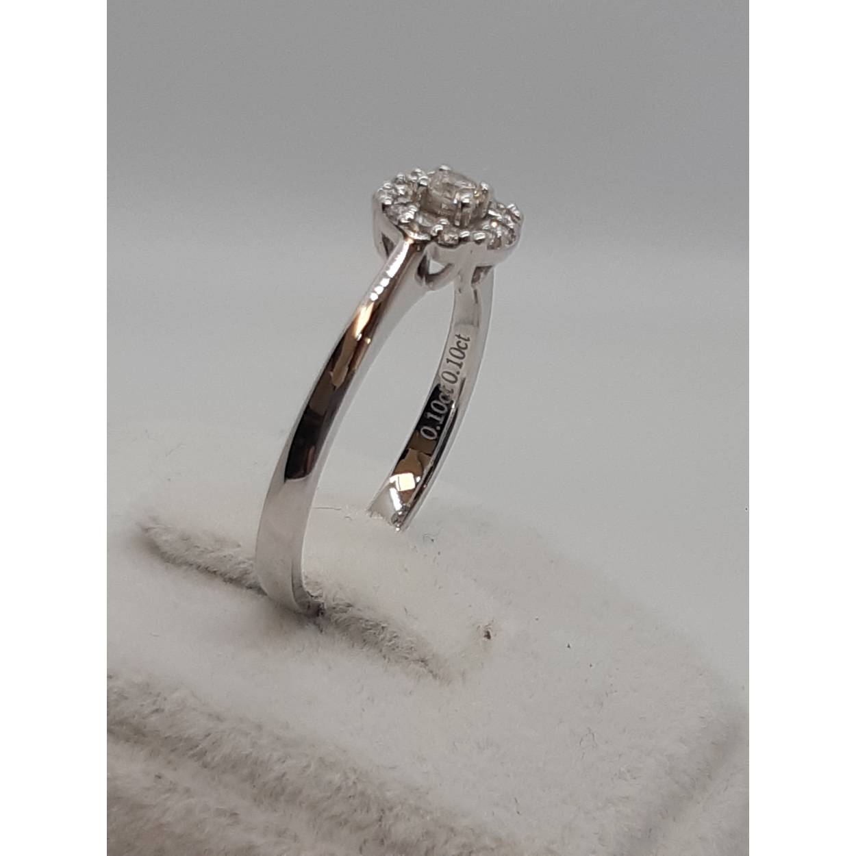 Deze prachtige Diamanten Verlovingsring, model BREA-0002761, is gemaakt van 14-karaats witgoud en schittert met 13 ronde diamanten van 0,2 karaat, kwaliteit VS1, kleur F. Met een glanzende afwerking en ringmaat 54 is het de perfecte keuze voor een huwelijksaanzoek. Draag hem op de ringvinger van je linkerhand voor een tijdloze uitstraling.