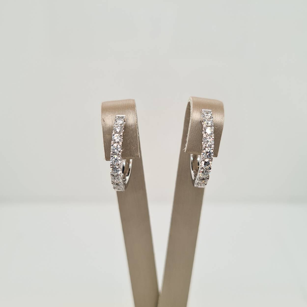 Prachtige 14 karaat gouden oorsieraden met diamant, 0.72crt. 
