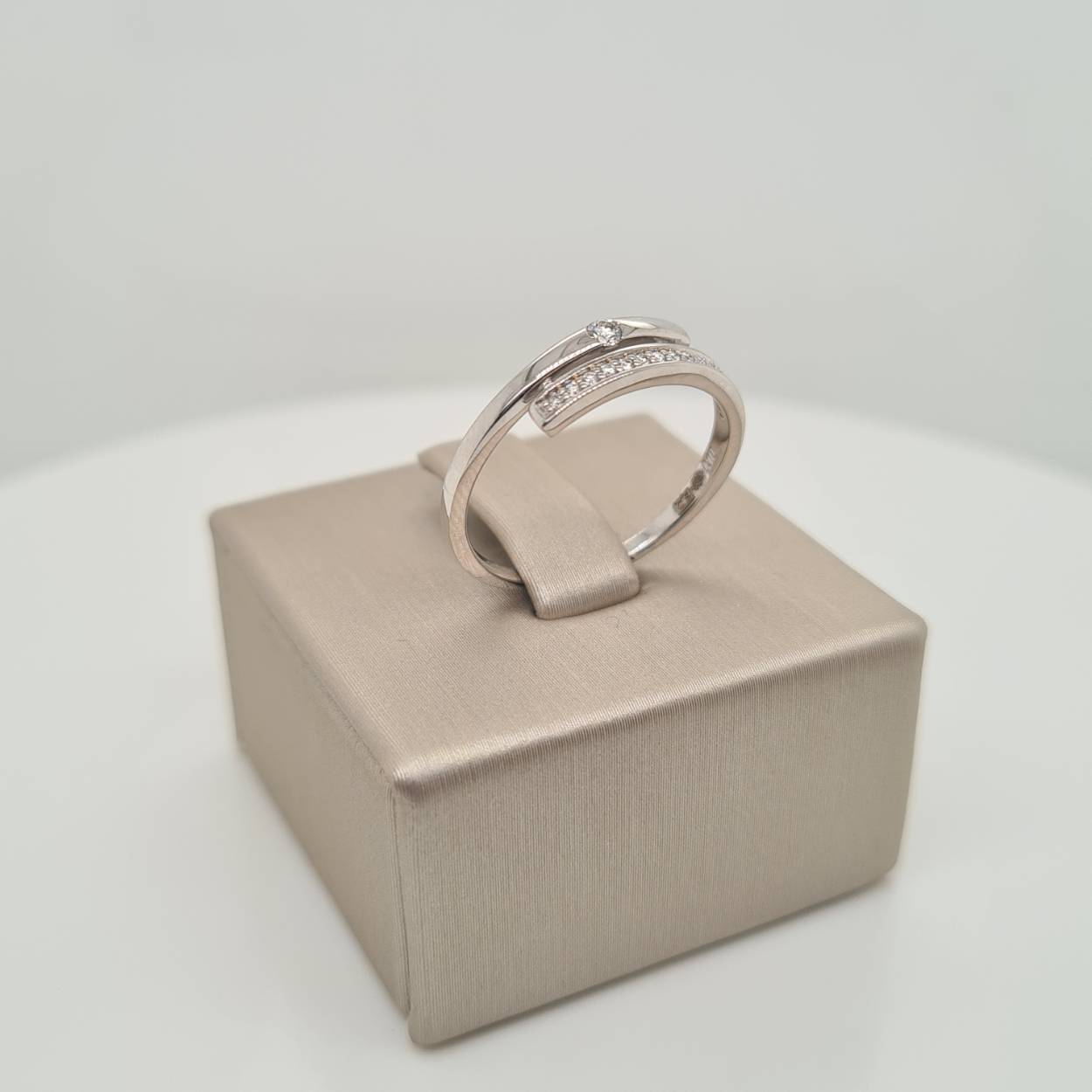 Prachtige 14krt gouden ring met diamant, 0.1crt.

Deze ring is maat 52, heeft u interesse in een andere maat? Neem dan contact met ons op