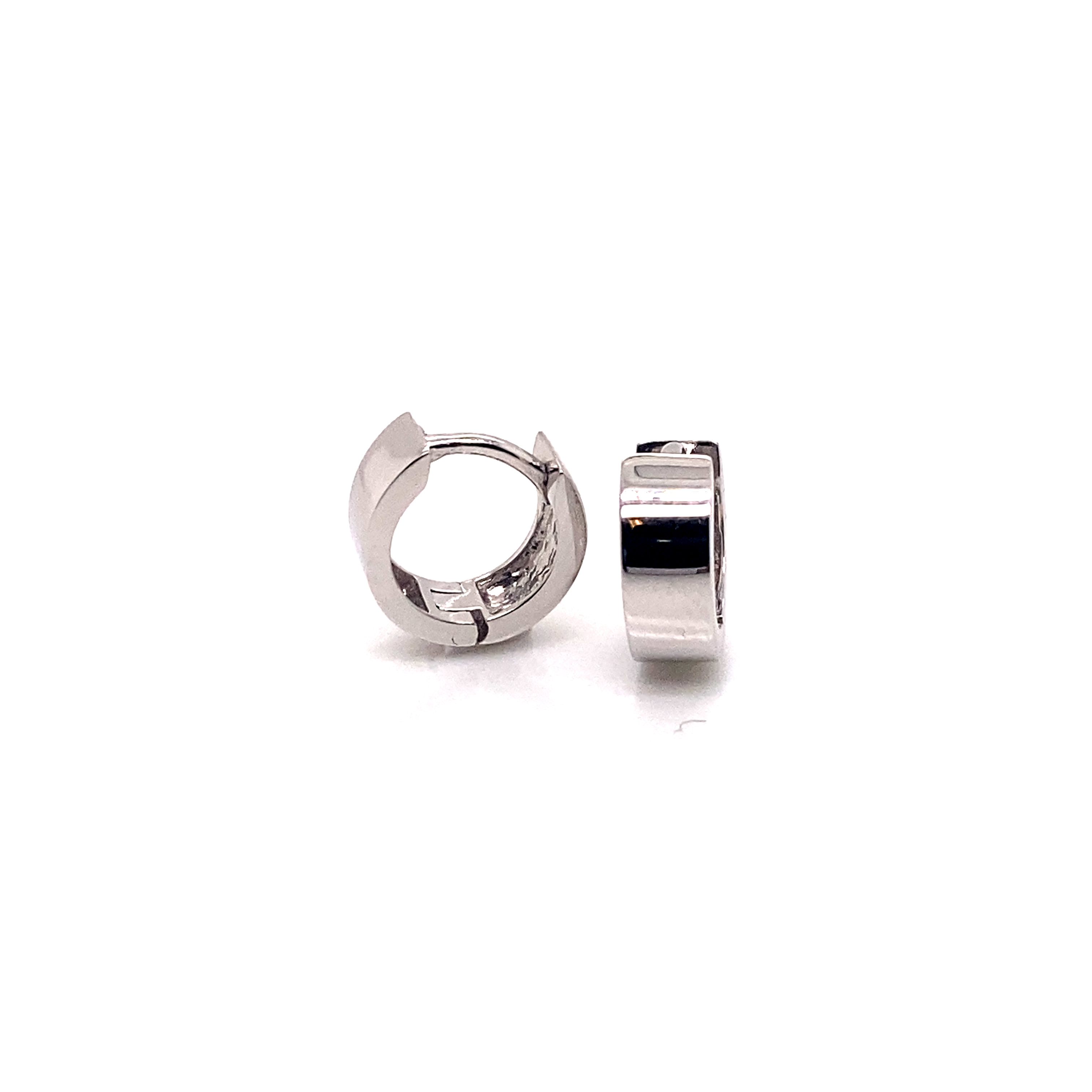 Deze 925 zilveren klapoorringen zijn volledig glad gepolijst en recht van vorm. Deze oorringen zijn perfect voor iemand die houdt van zilveren sieraden.